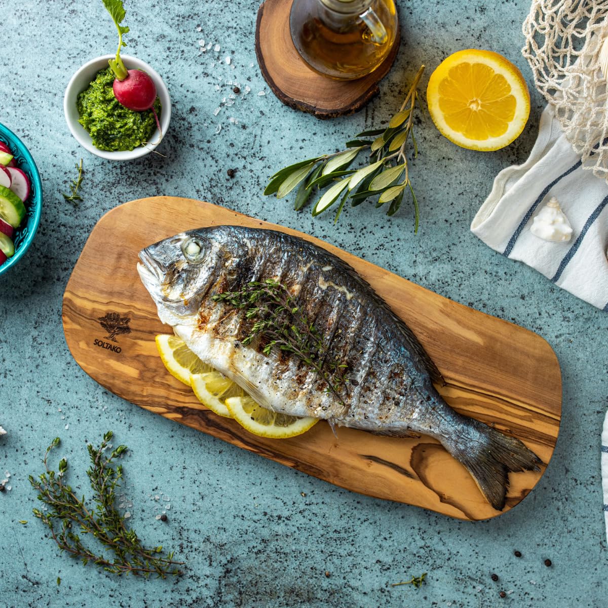 SOLTAKO "The Catania Rustic Board" Brett aus Olivenholz (40-43 cm) Olivenholzbrett Schneidebrett, Holzbrett, Frühstücksbrett, Steakbrett, Naturschnitt (40 x 17 x 2 cm)