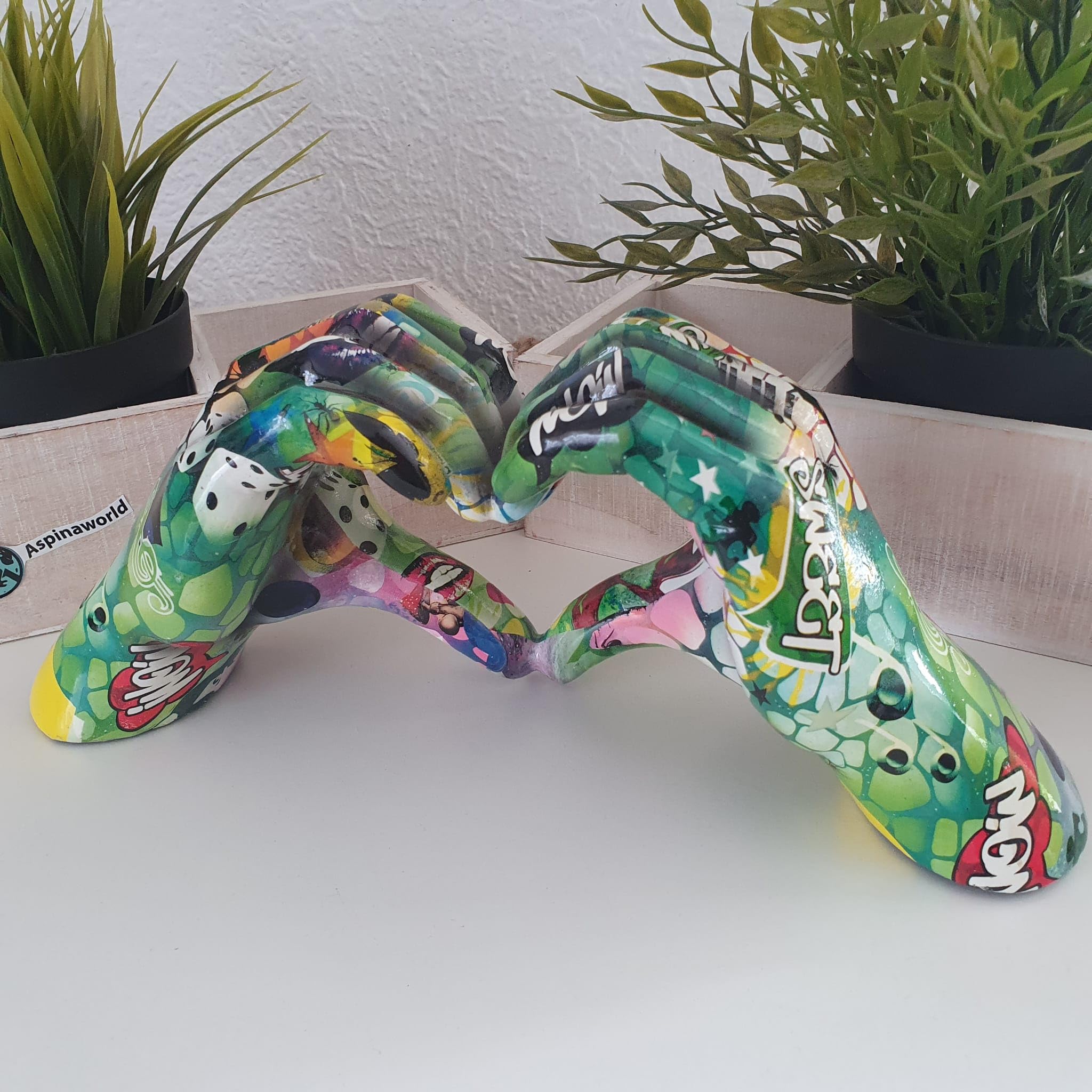 Street Art Herz Hände Figur Graffiti Style 11 cm, Moderne Dekofigur, Bunte Dekofigur, Graffiti Figur
