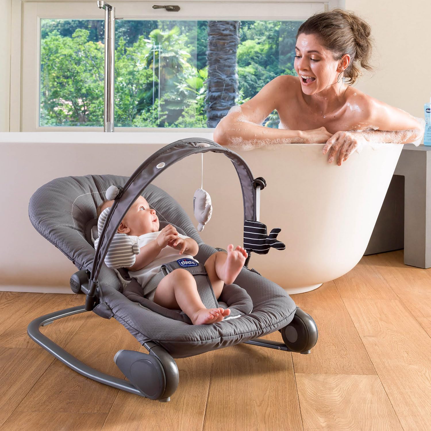 Chicco Hooplà Transat Enfant Évolutif pour Bébé de la Naissance à 18 kg, Position Fixe ou à Bascule, avec Barre de Jeu, Dossier Réglable et Coussin Réducteur, Fermeture Compacte - Moon Grey