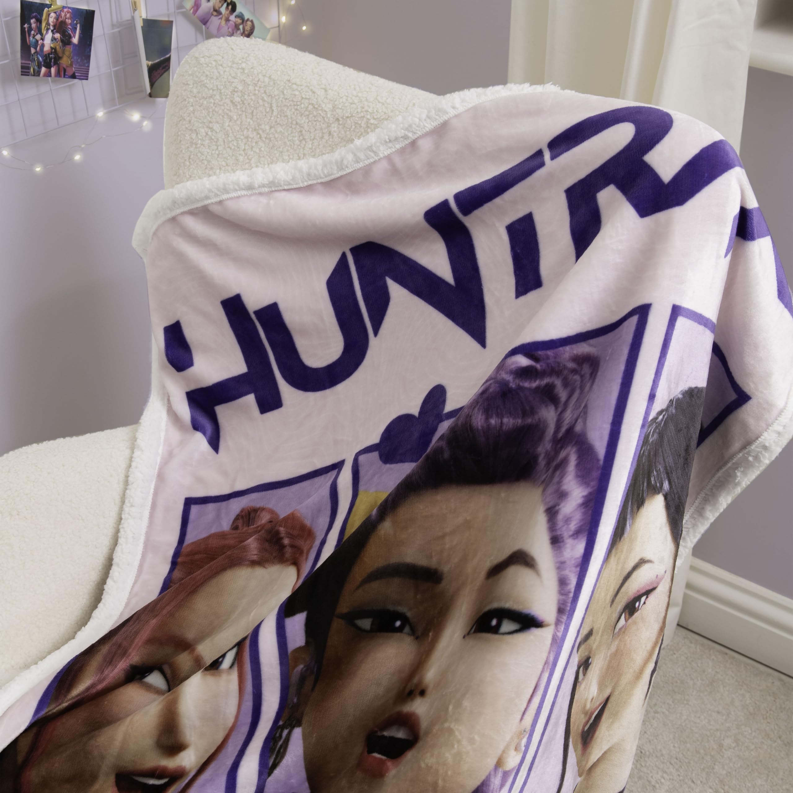 K Pop Demon Hunters Couverture polaire sous licence officielle | Polaire super douce et chaude avec dos Sherpa | Design prêt à l'emploi | Parfait pour la maison, les soirées pyjama et le camping | 120