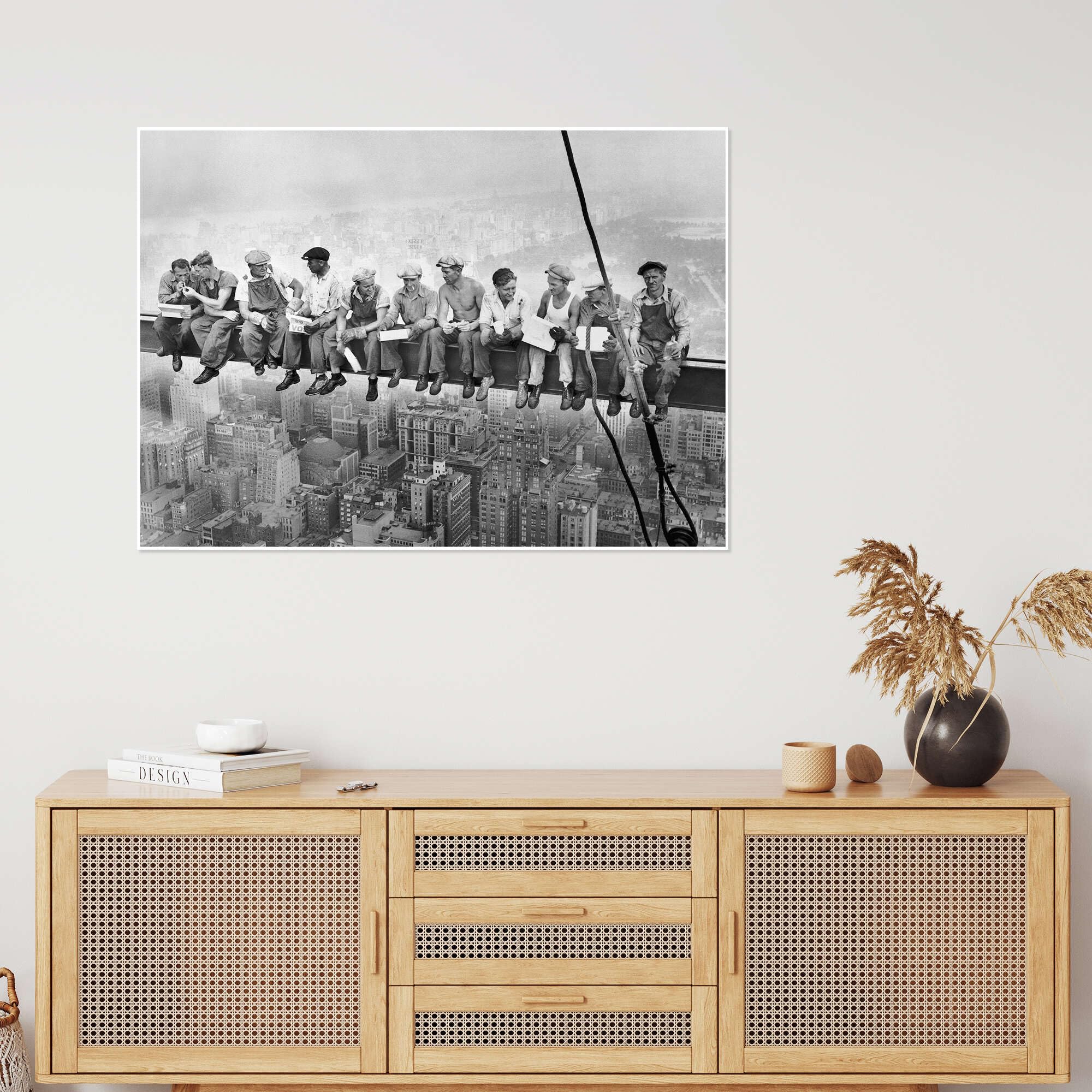 Posterlounge Obreros almorzando en un rascacielos Póster | 130 x 100 cm Blanco y negro Cuadros Decoración para la pared