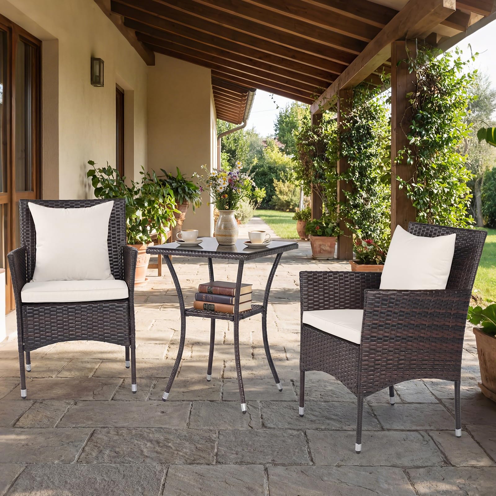 COSTWAY Set da Salotto da Giardino 3 Pezzi, 3 Pezzi Set Mobili da Esterno in Rattan con Tavolo in Vetro Temperato a Doppio Ripiano, Set da Conversazione con Cuscini per Veranda (Marrone+Bianco)