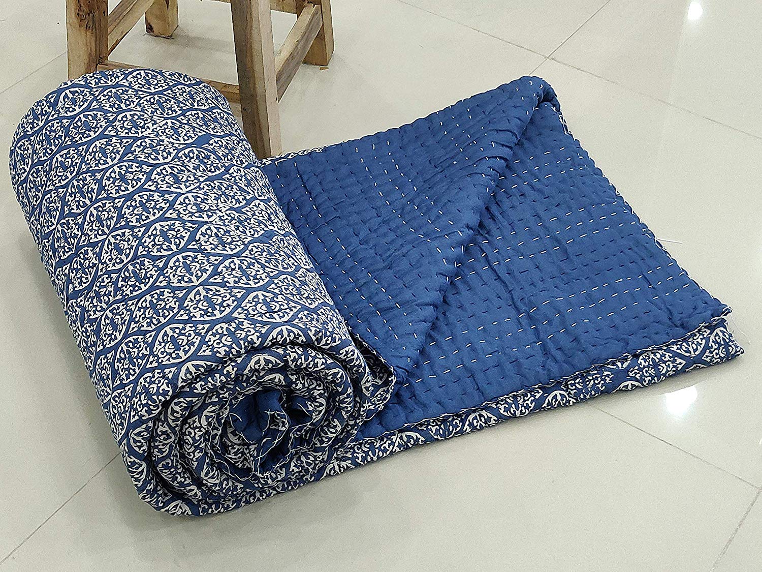 Manta Kantha azul para sofás y camas bohemias que transforma tu salón este invierno