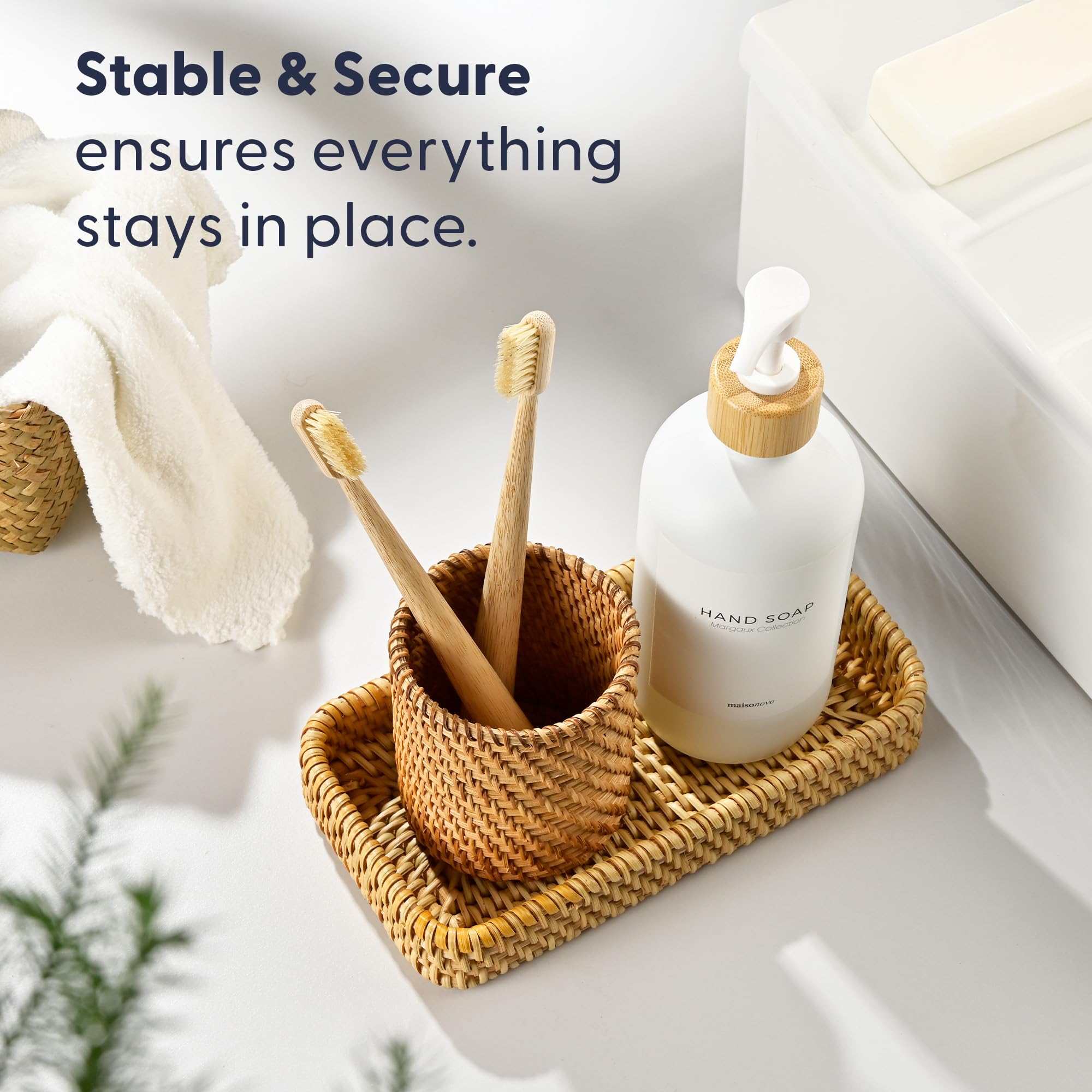 MaisoNovo Set da bagno in rattan, dispenser bianco da appoggio, portaspazzolino e tazza di dentifricio con vassoio, set di 3 vassoi rettangolari in rattan per riporre oggetti
