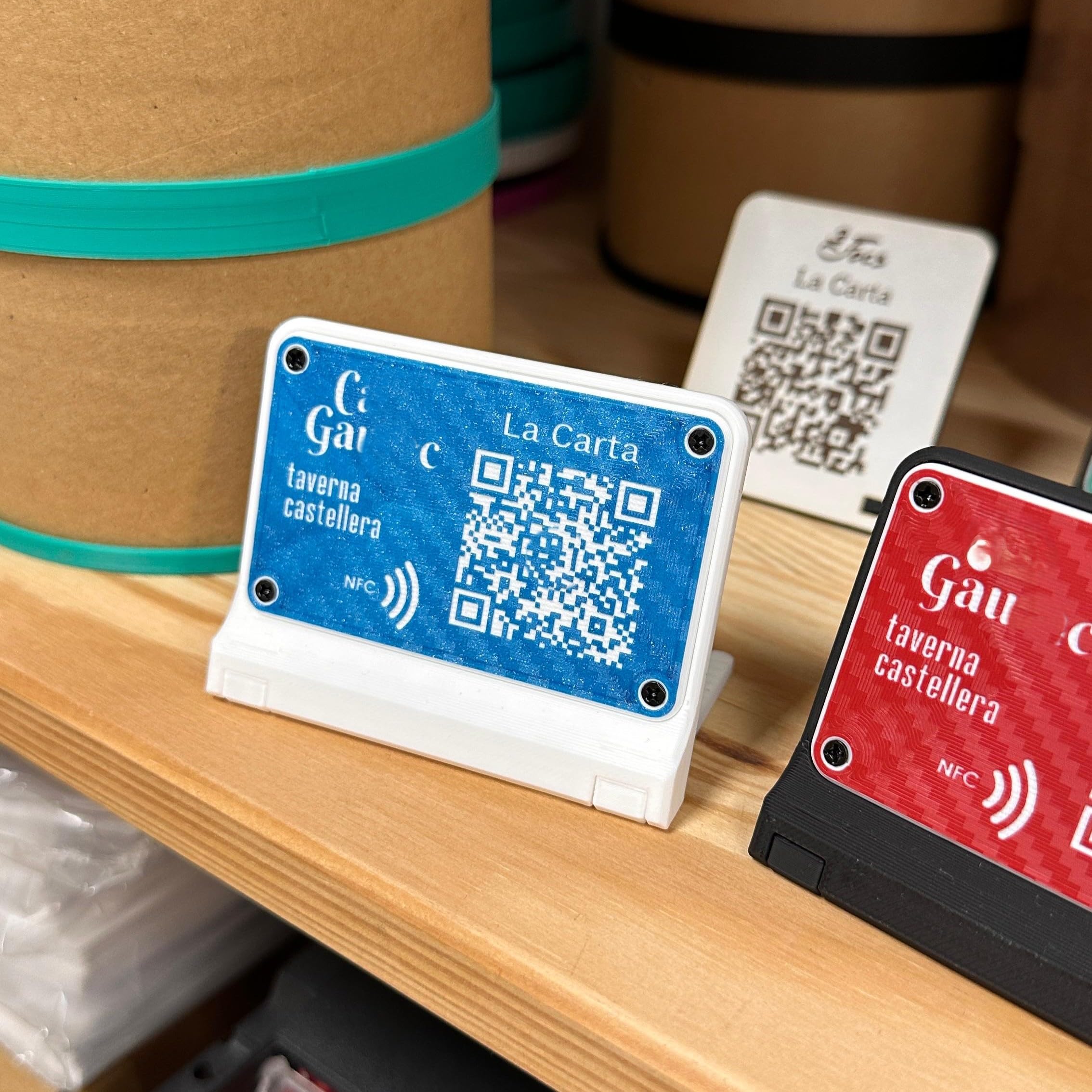 NIPRO Cartel QR para Mesa Personalizable | Códigos QR para Carta, Red Wifi, Valoraciones o Redes Sociales | Para Bar o Restaurante | NFC y/o Peana Opcionales | Lote 10 ud (43 x 70 mm)