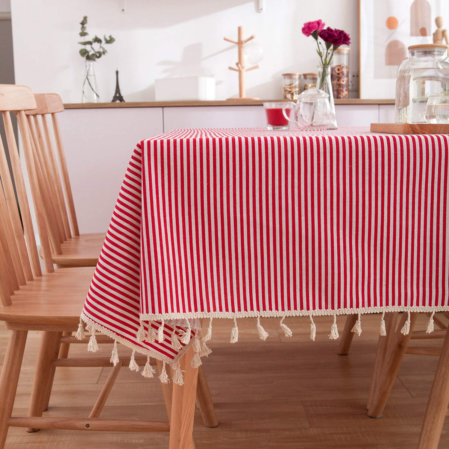 Nappe rouge à rayures fines pour retrouver la douceur des souvenirs d'enfance à la campagne