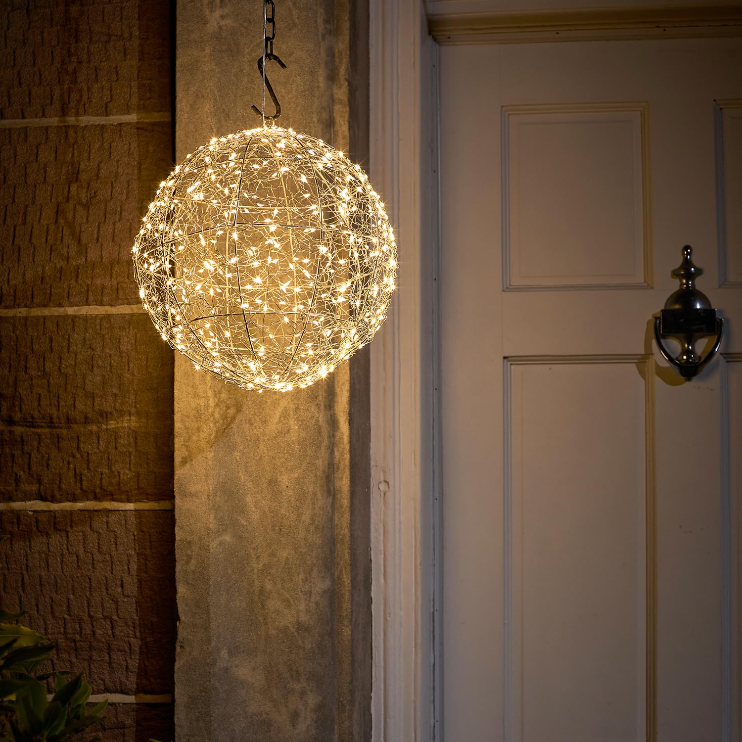 Lights4fun Set di 2 Sfere Luminose Argentate da Appendere 28 cm a 800 Micro LED Bianco Caldo con Timer Decorazione Natalizia per Interni ed Esterni