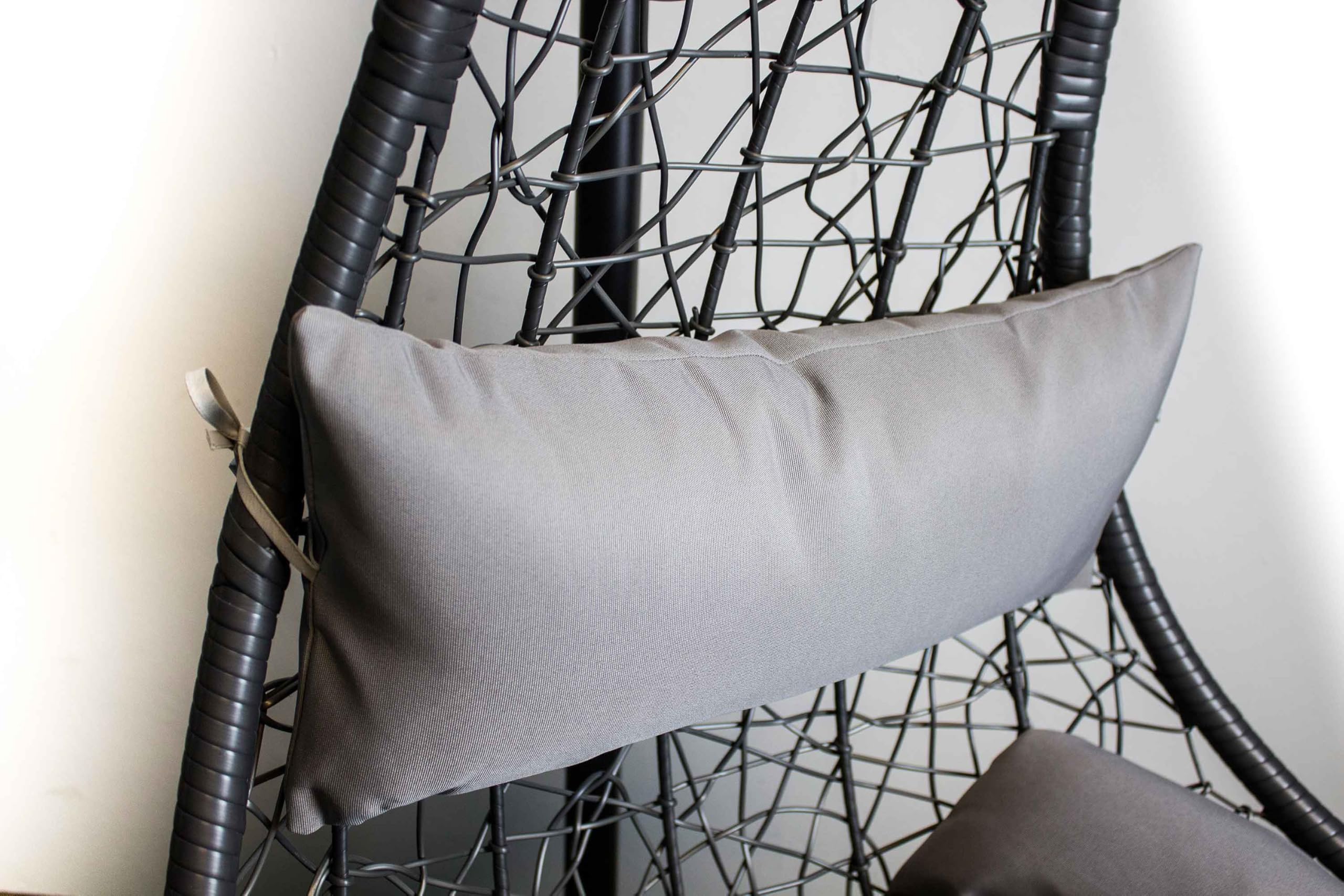 AVANTI TRENDSTORE - Gabiano - Sedia sospesa in acciaio verniciato a polvere con cuscini in poliestere di colore grigio Dimensioni LA 105x195 cm