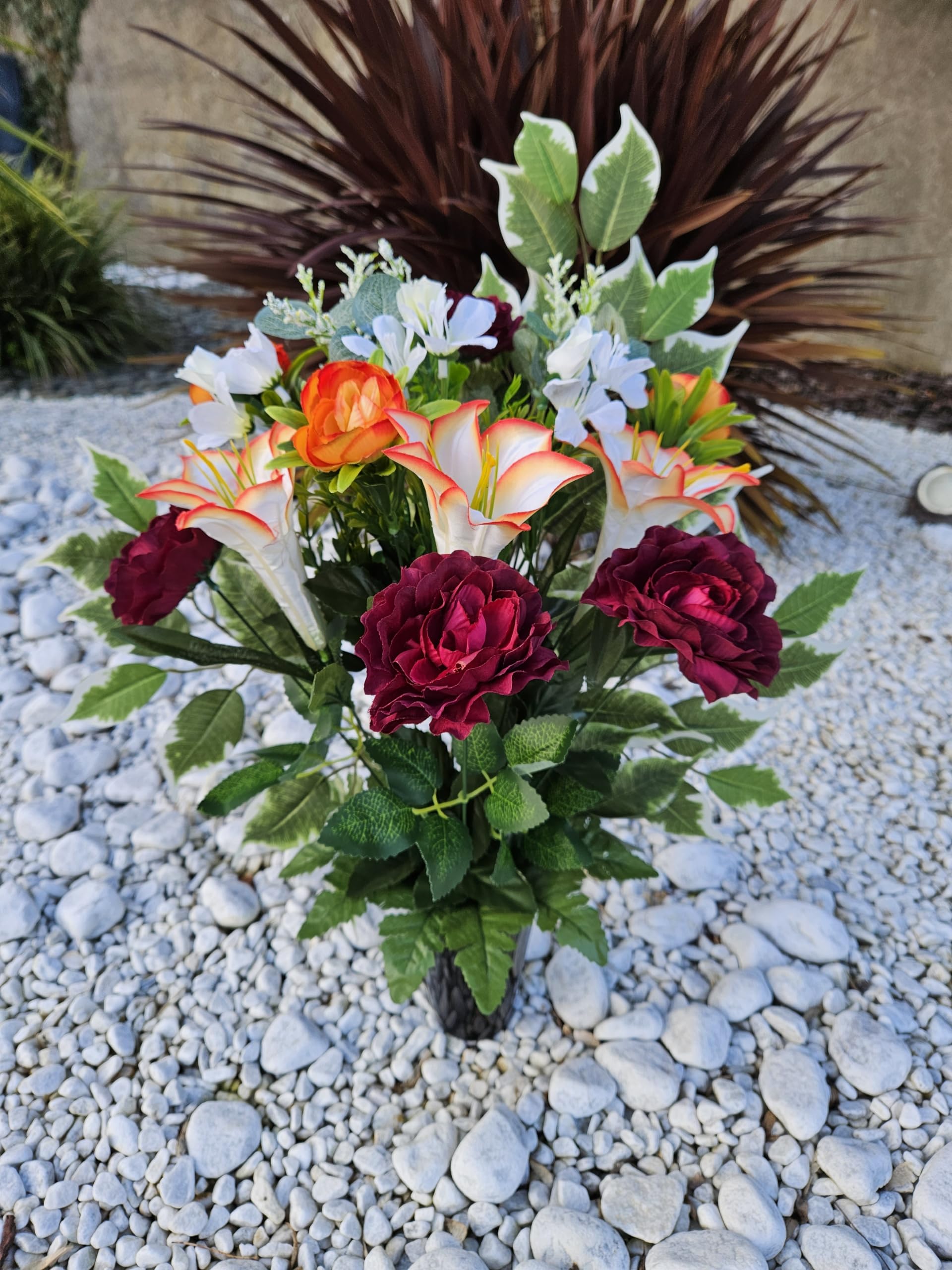 Composition de Fleurs Artificielles en Cône Lesté Ciment pour Une Parfaite Tenue à L' extérieur. Réalisé par nos Soins, Réalisé par nos Soins, Fleurs de Qualité.