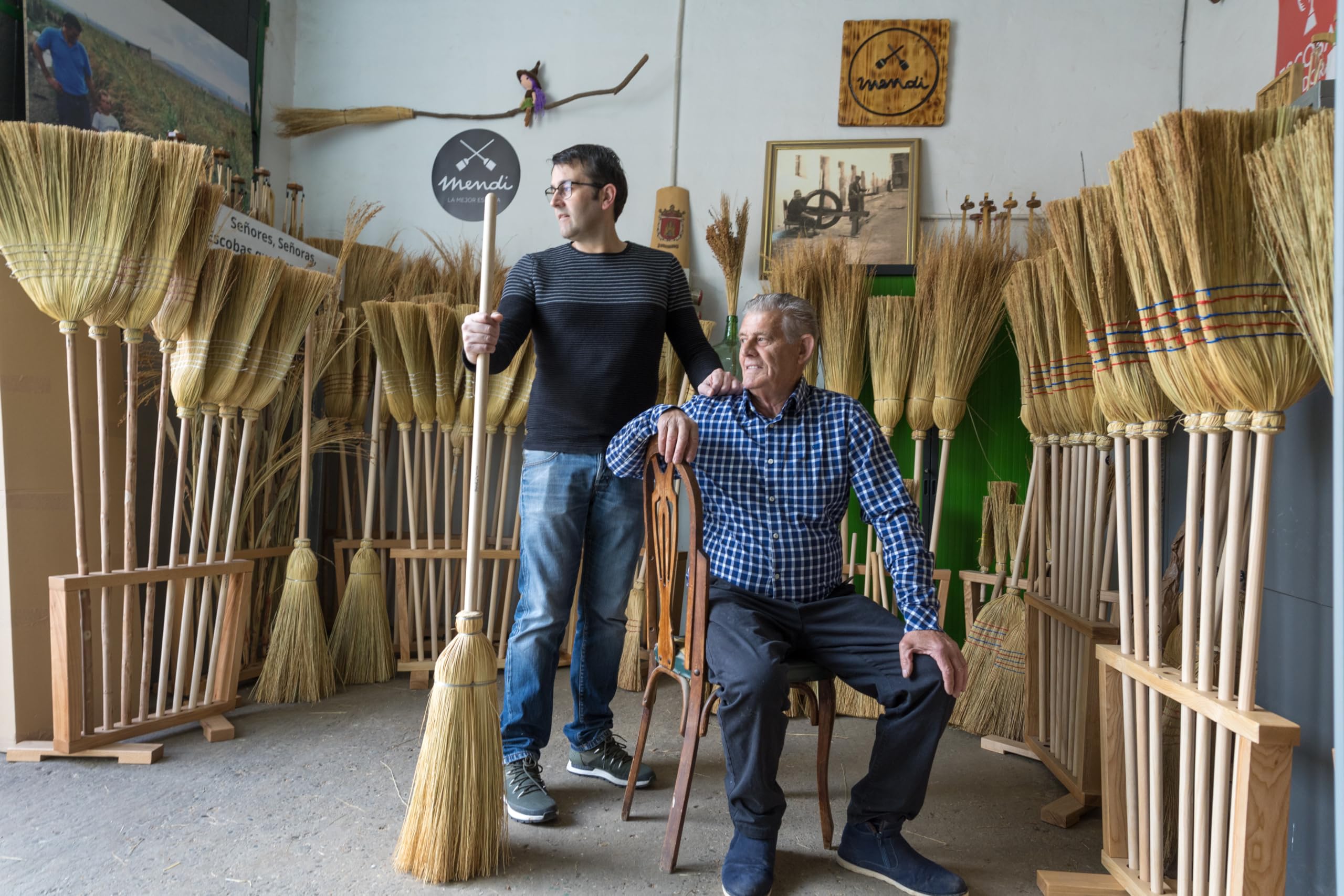 Mendi Escoba Estilo Fantasía 111 cm, Fabricada en España, Ideal para usos de Limpieza y para Disfraces, Eventos y ambientación mágica, Estilo rústico. Es una Escoba de Verdad.