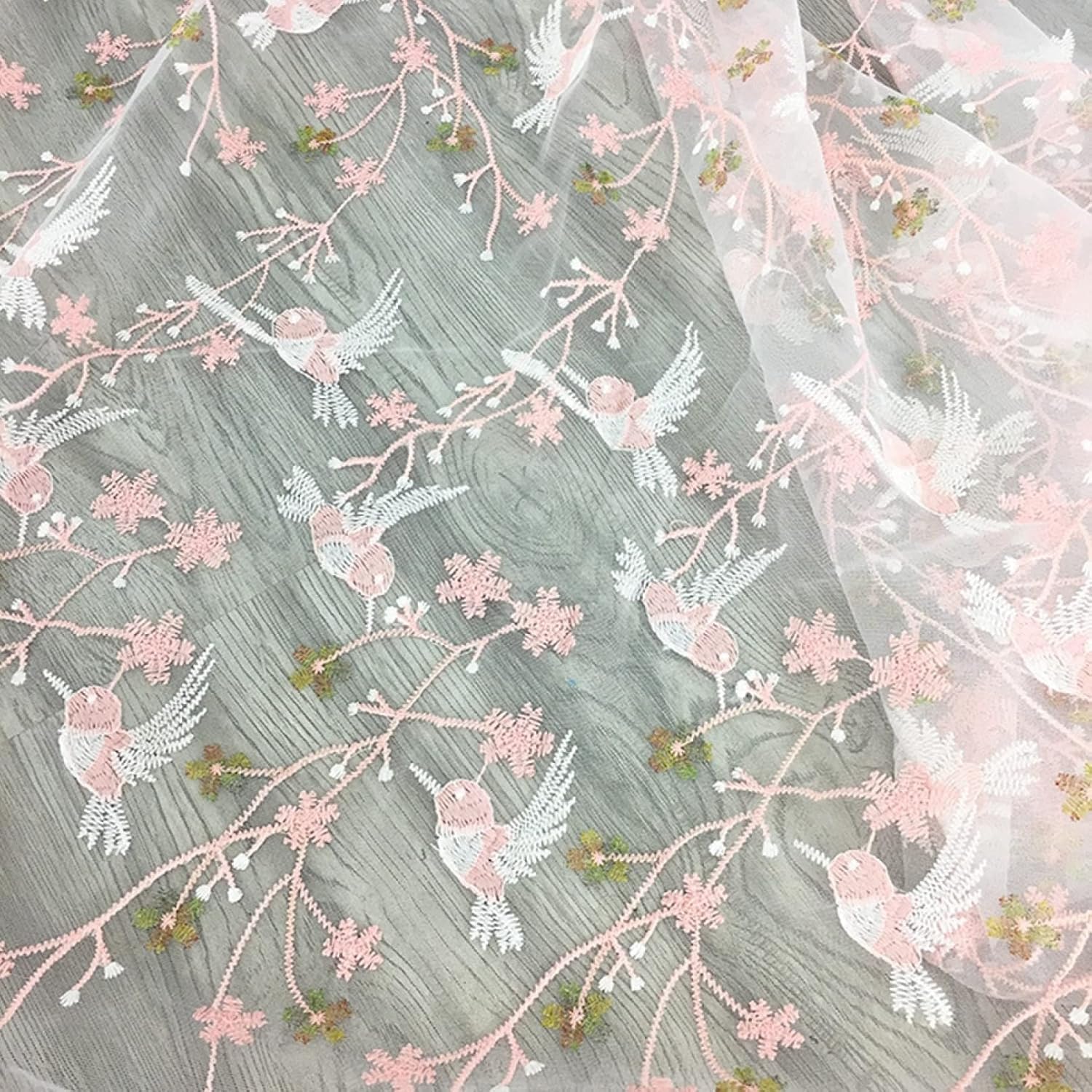 Tessuto in tulle di pizzo con fiori e uccelli ricamati in poliestere
