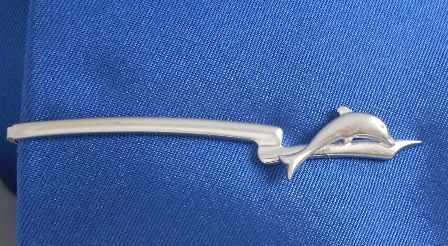 Delphin Krawattenklammer Krawattennadel silbern matt ca. 7 cm lang Made i. Germany + Geschenkbox