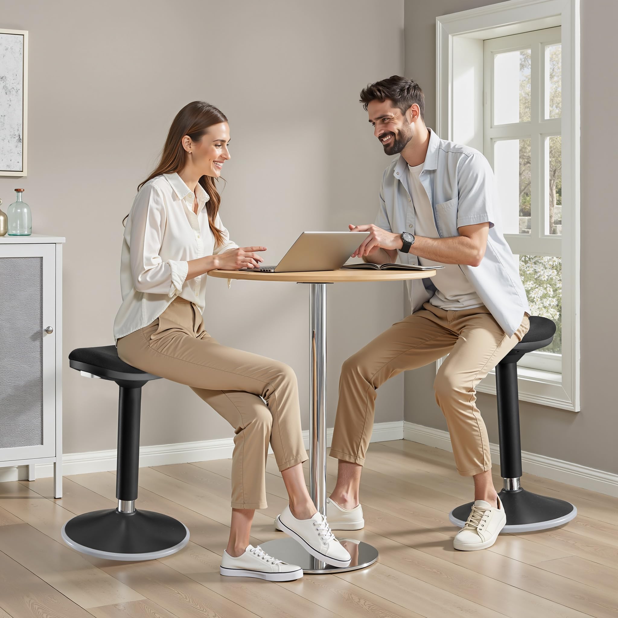 WilTec Tabouret Ergonomique Assis Debout – 36 x 23 x 55-82 cm – Capacité Max. 135 kg – Couleur Noire – avec Ressort à gaz – Fauteuil de Bureau, Chaise Debout Assis