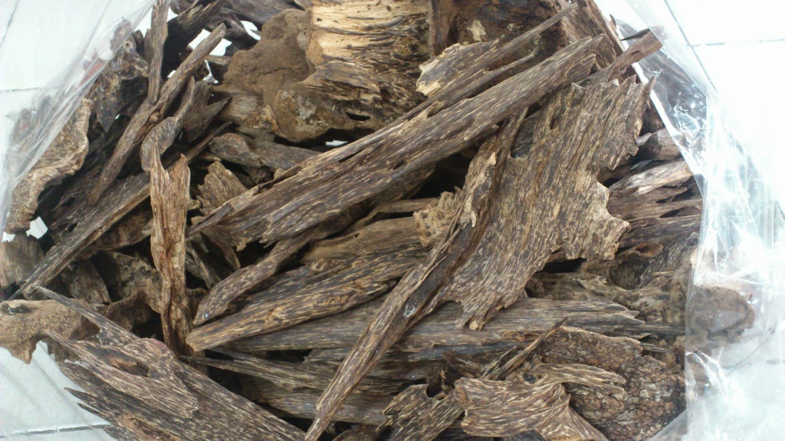 Amazon.co.jp: 300グラム ベトナムナチュラル高油 伽羅 沈香チップ