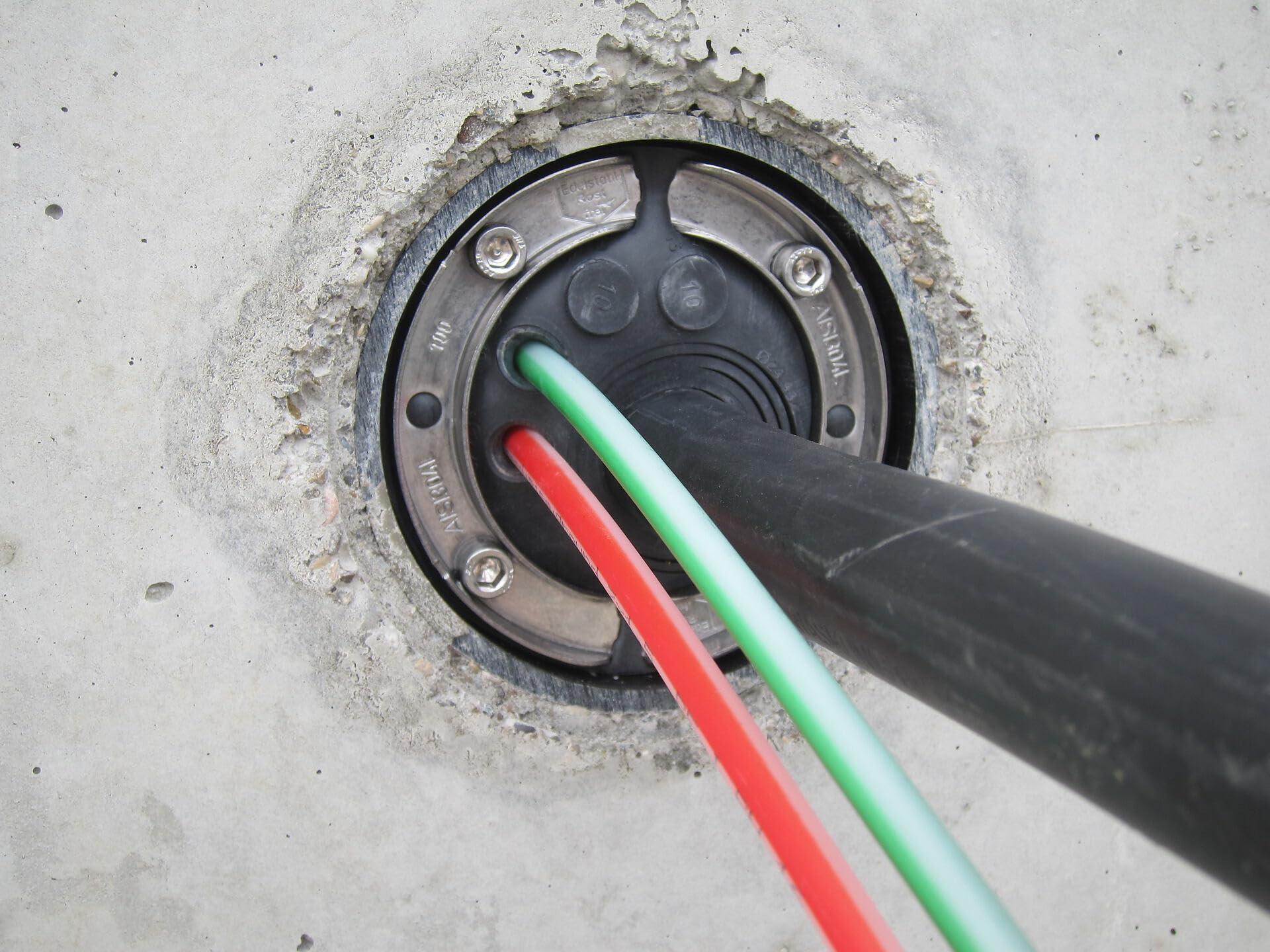 Mauerdurchführung für Kabel/Rohre, Ø 100mm, EPDM, 5-Fach, 4 x 7-12 mm 1 x 24-44 mm, Ringraumdichtung, 25 Jahre garantiere Sicherheit