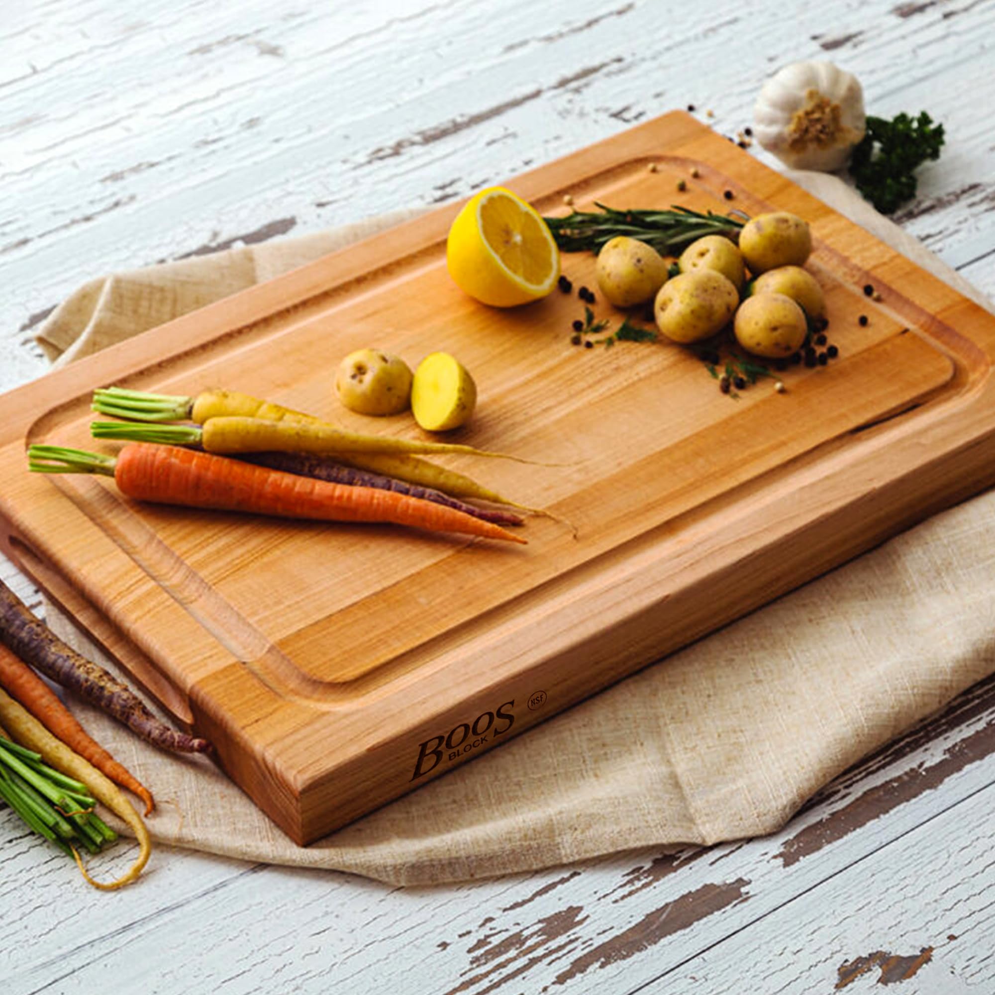 Boos Blocks® BBQBD Pro Chef deska do krojenia z drewna klonowego firmy John Boos – 46 x 31 x 4 cm – z rowkiem na sok, obustronne zagłębienia uchwytowe