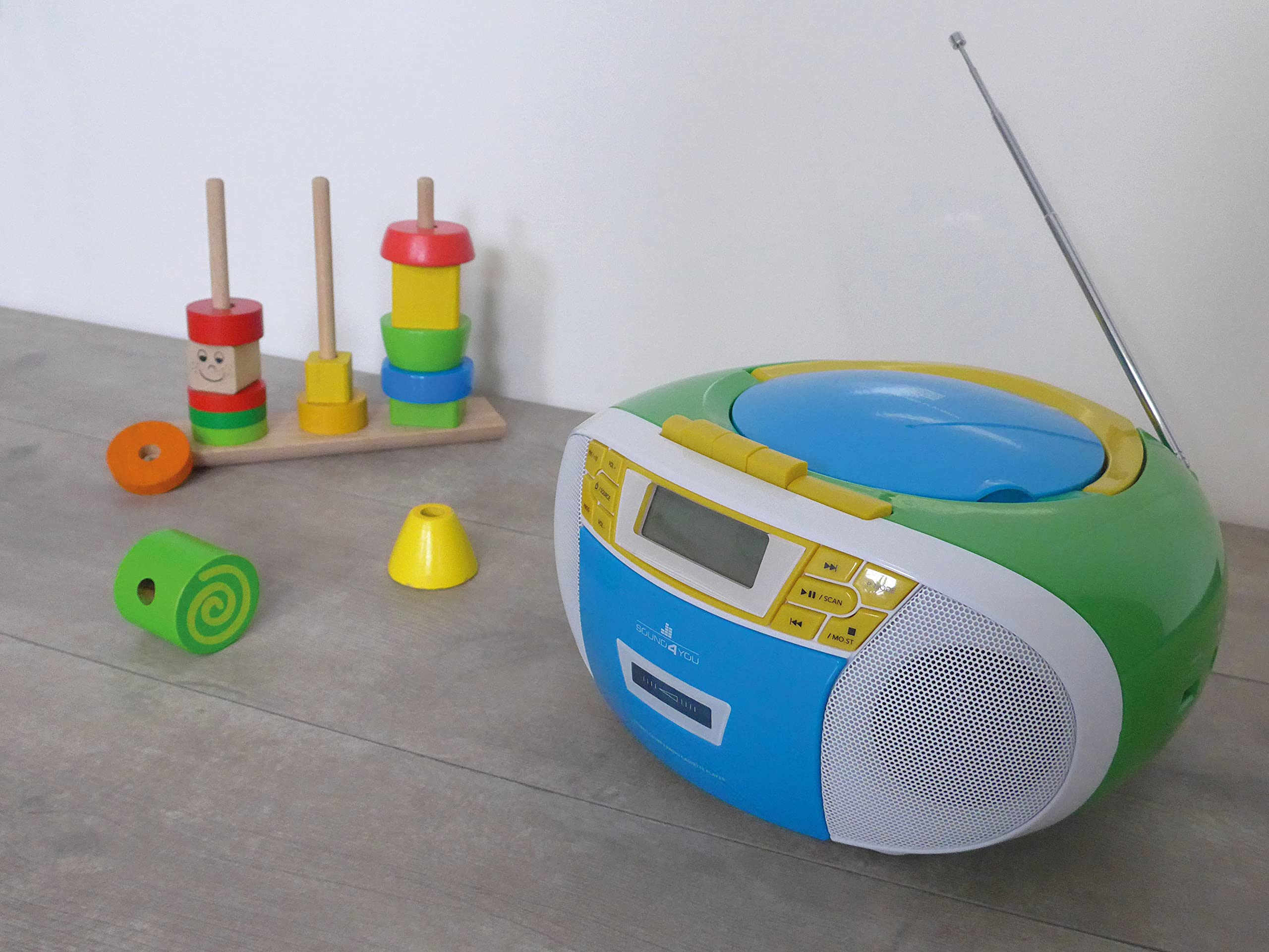 SCHWAIGER 661644 Lecteur CD avec Cassette et Radio MP3 Connexion USB FM Radio AUX Casque Boombox Fonctionnement sur Secteur et Piles Affichage Portable Multicolore