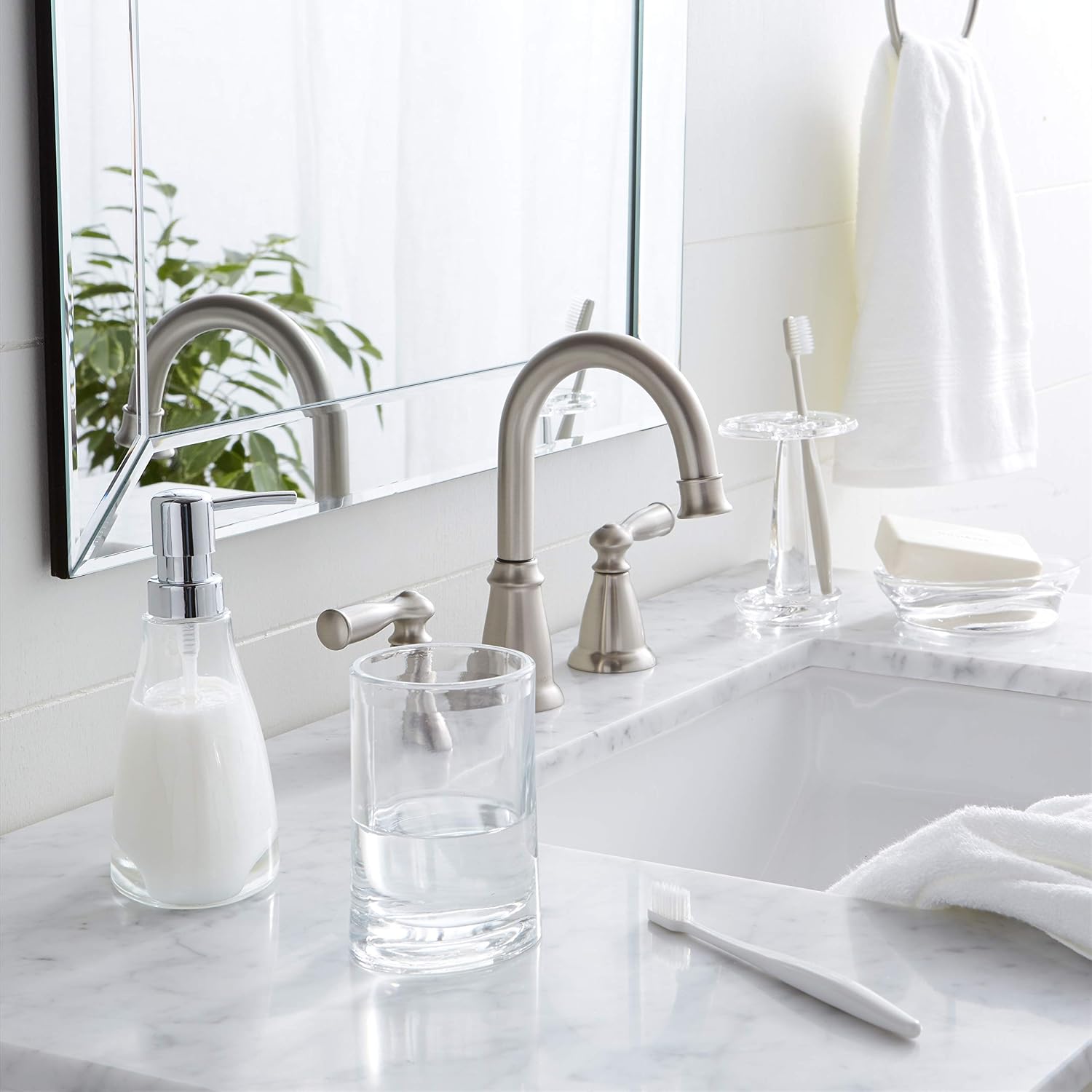 Amazon Basics Vapor 4-Piece Glass Bathroom Accessories Set