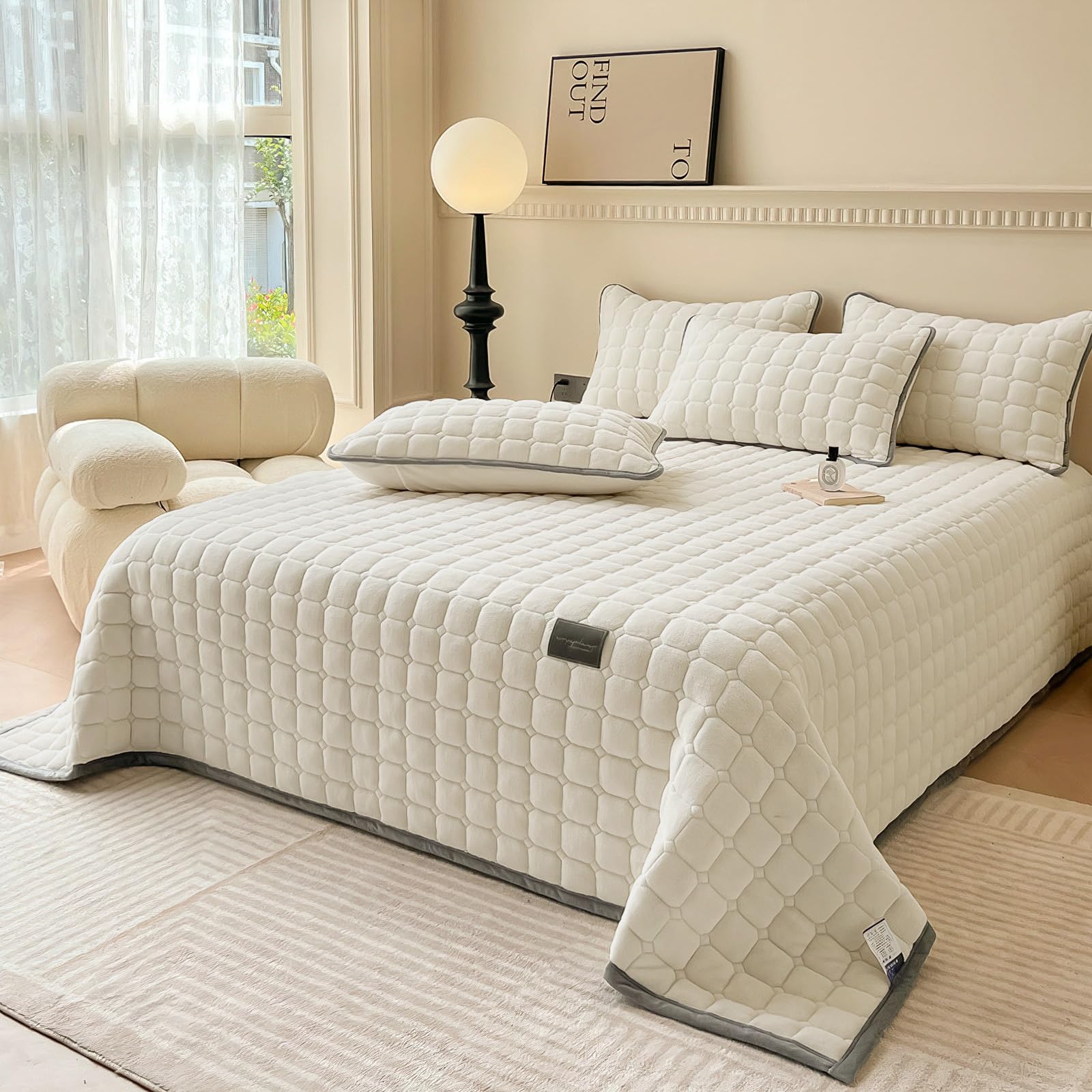 SHANNA Extra Grande Trapunta Copriletto: Copriletto in Velluto di Latte Morbido Coperta Ipoallergenica Ideale come Copriletto 230 X 250 cm con 2 Federe Assortite 50 X 70 cm (Beige)
