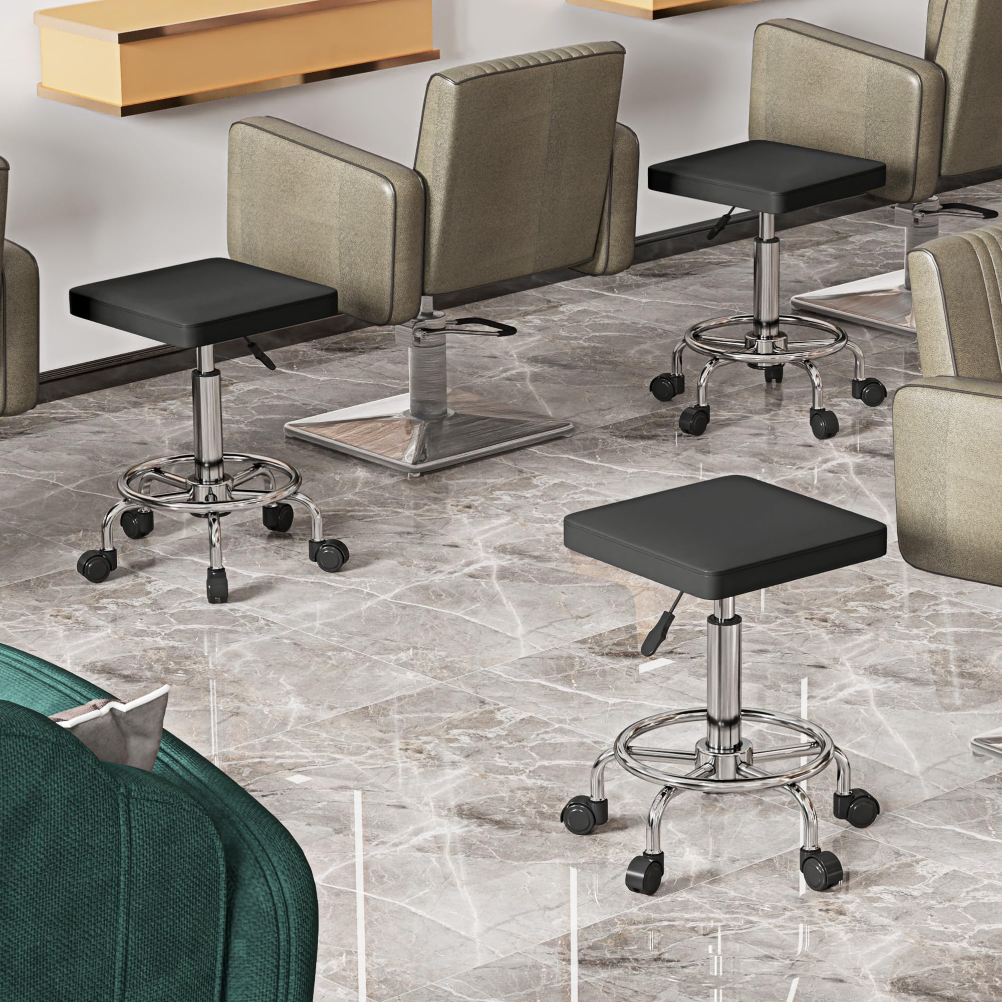 HOMCOM Sgabello girevole con ruote, altezza regolabile 50-66 cm, nero | Seduta imbottita in pelle sintetica, poggiapiedi, per saloni e officine