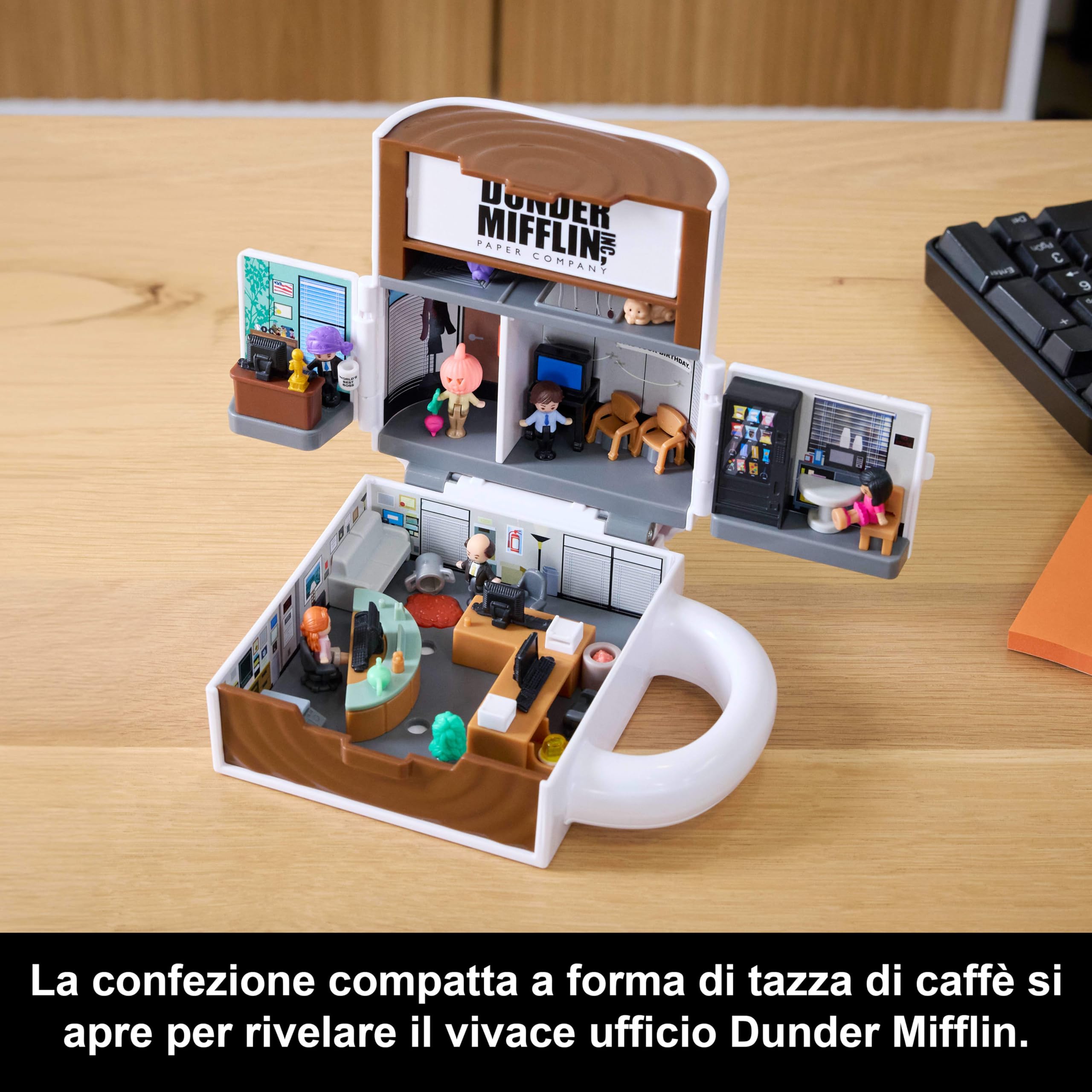 Polly Pocket x The Office, playset cofanetto con 6 bambole e 9 accessori, giocattolo da collezione in collaborazione, esterno a forma di tazza da caffè, JCC19