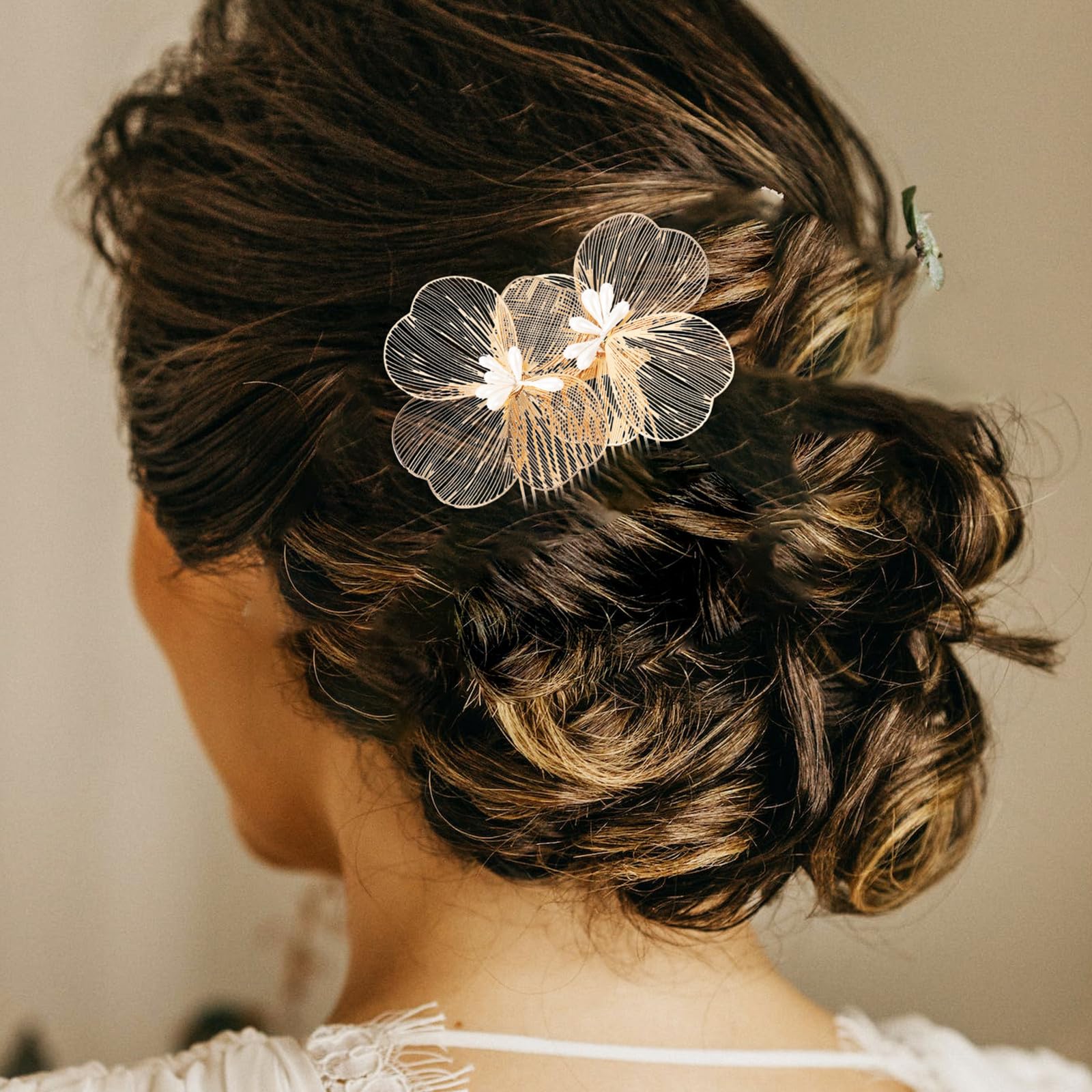 LIFKOME Peineta de Flores Dorada para Novia Diseño Delicado y Estilo Retro, Material de Aleación y Plástico, Ligera y Resistente para Uso Prolongado en Bodas y Cumpleaños