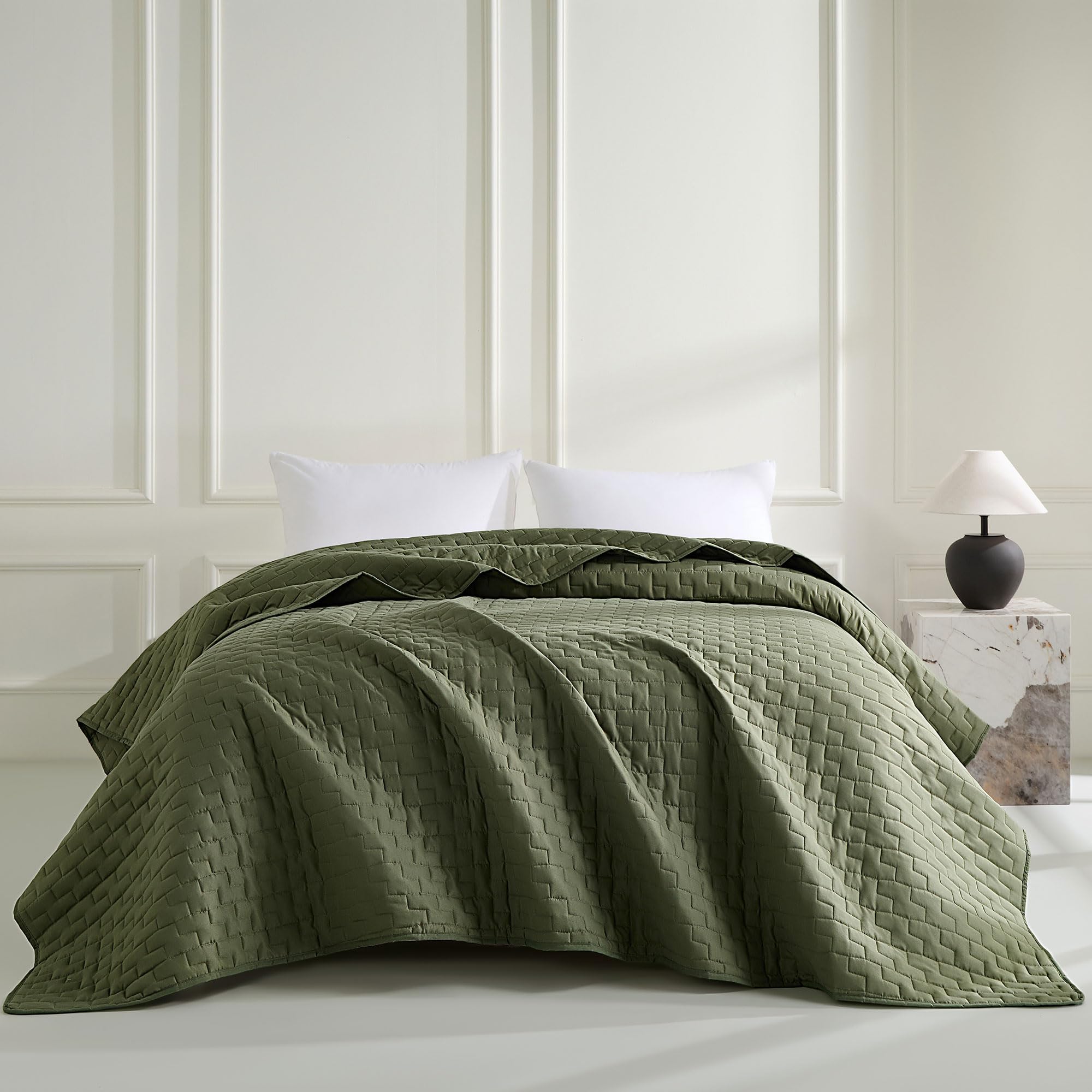 beeweed Olivgrün Tagesdecke 200 x 220 cm - Vielseitige Steppdecke als Bettüberwurf oder Sofaüberwurf - Ideal als Bedspread im modernen Stil