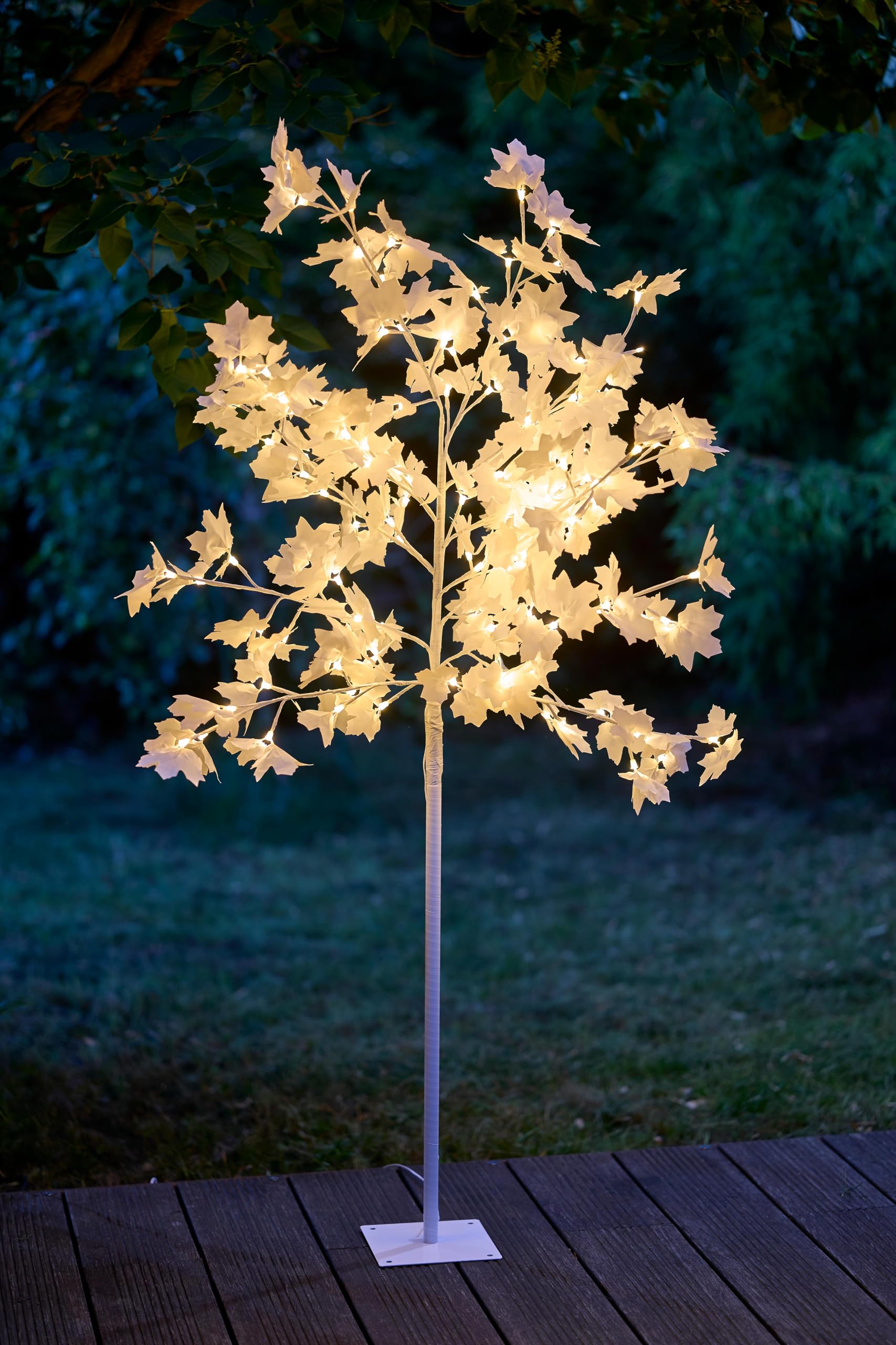Northpoint LED Baum mit 120 weißen Blüten Wunderschönes warmweißes Licht 150m Höhe Timer Integriert 5m Netzkabel inklusive Heringe zur Befestigung Ideale Dekoration