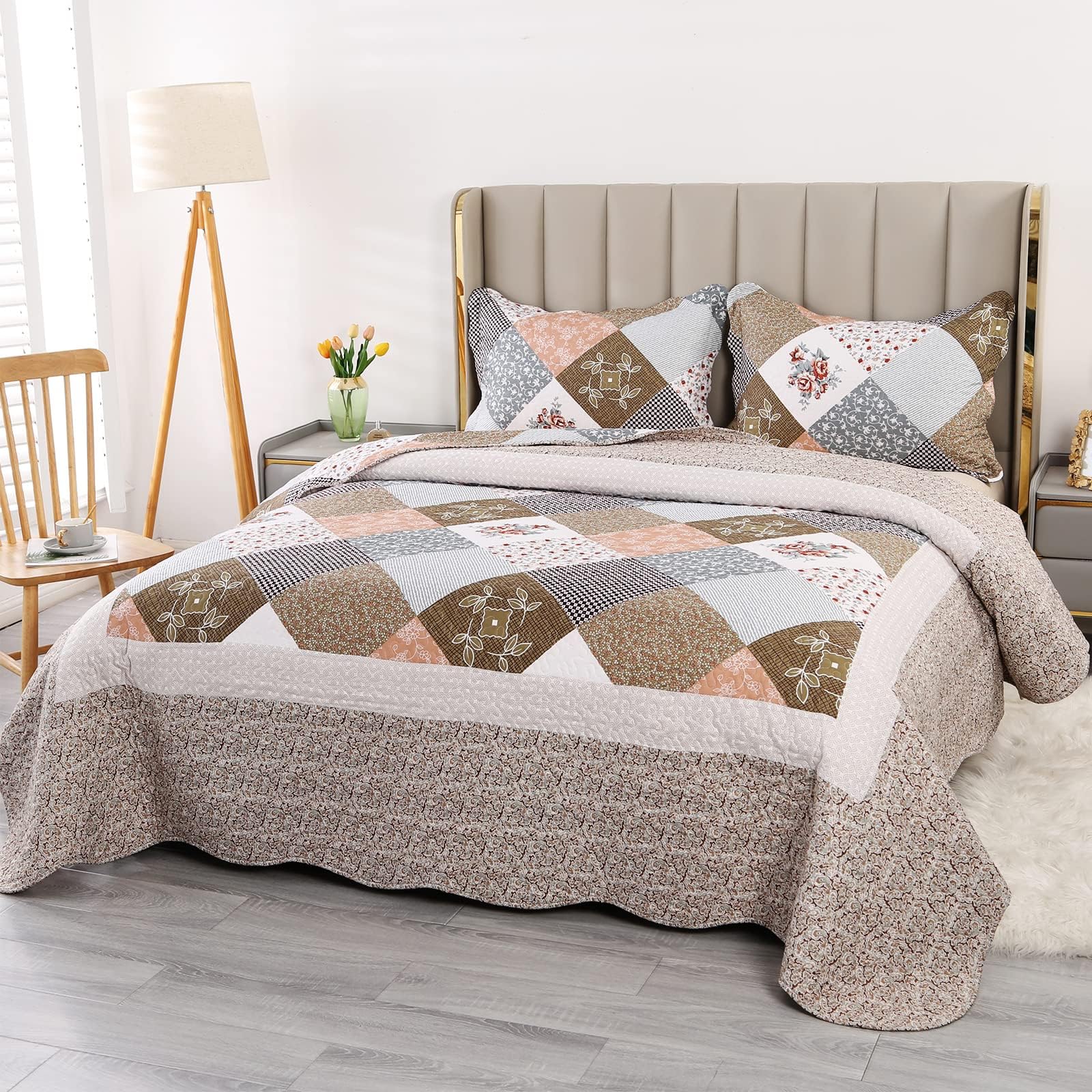 Qucover Tagesdecke Bettüberwurf für Doppelbett Gesteppte Decke Set mit Kissen Patchwork Tagesdecke mit Blumen Muster (Braun, 230x250cm)
