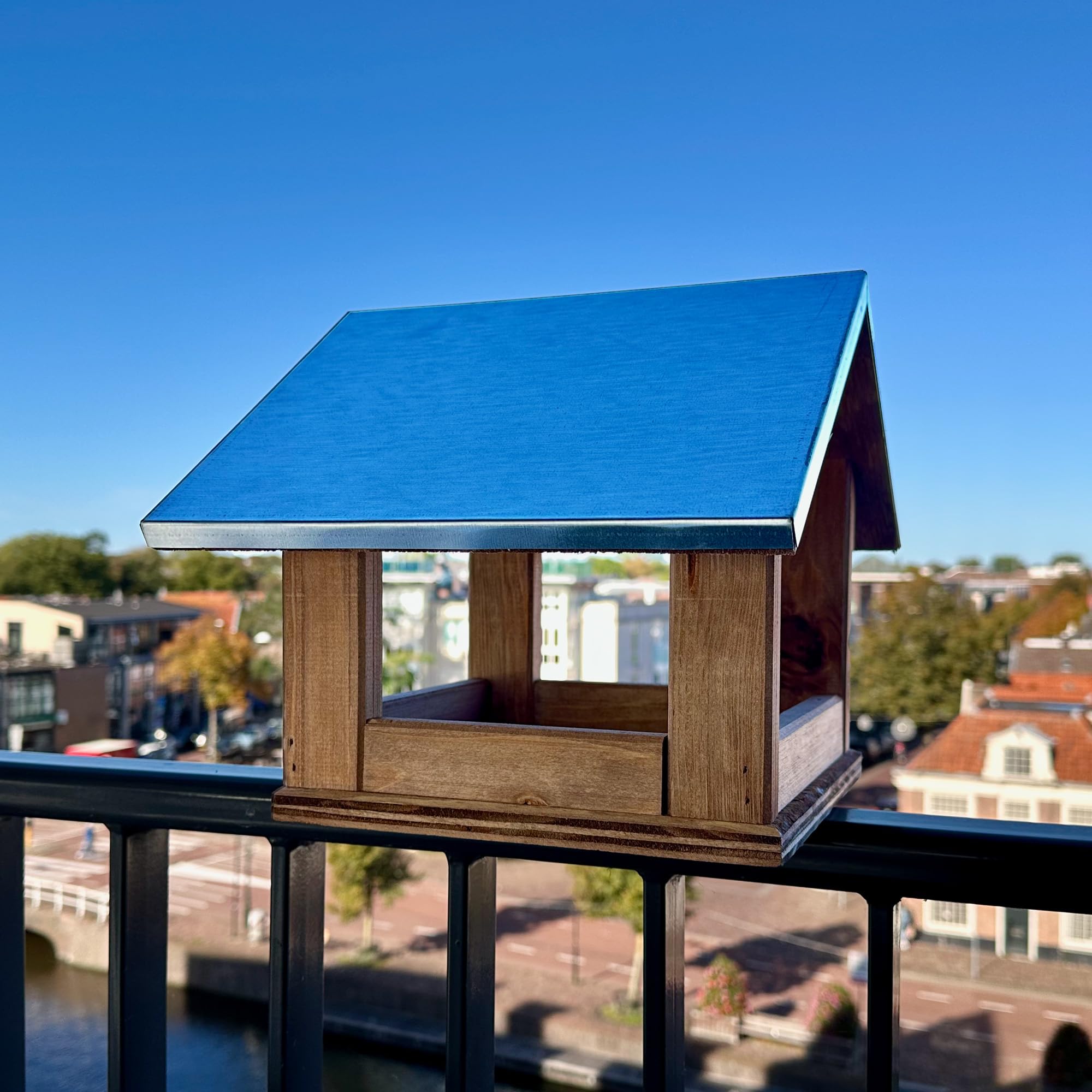 GARTENETAGE Vogelhaus mit Metalldach und Balkonhalterung – wetterfestes Futterhaus aus Kiefernholz für Wildvögel, Meisen, Rotkehlchen & Spatzen – robuste Vogelstation für Balkon & Terrasse