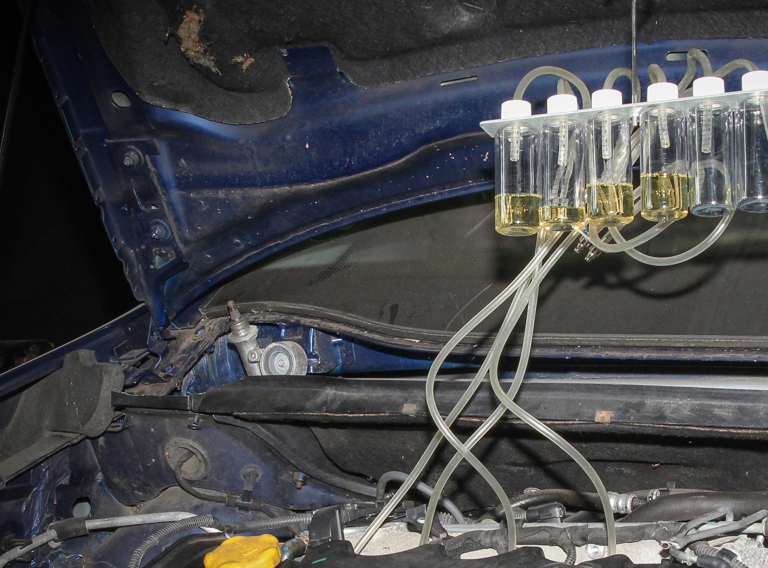 BGS Diy 98106 | Common-Rail-Tester | 32 Adapter | bis zu 8 Einspritzdüsen | Rücklaufvolumen über Glaskolben oder Messbehälter | Adapter für Denso C3, C1, Siemens C3, Delphi, Bosch