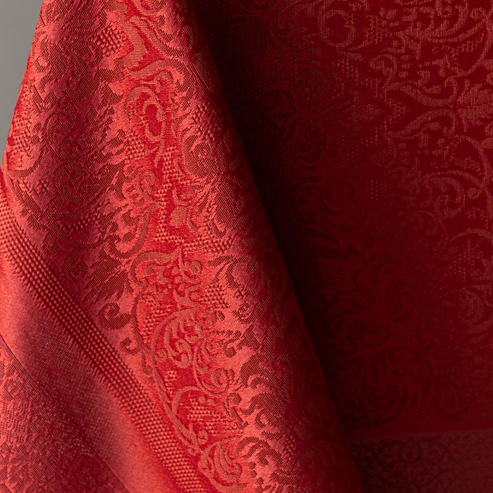 Benson Mills Ravenna garngefärbte Jacquard-Tischdecke, Schwerer Stoff, für Alltag, Partys, Hochzeiten, Urlaub, Winter und Weihnachten (152,4 x 304,8 cm, rechteckig, rot)