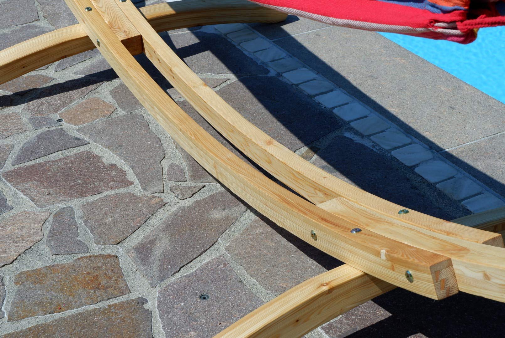 ALEOS. 400cm XXL Hängemattengestell Gestell aus Holz Lärche hell mit Stab Hängematte gefüttert mit Kopfkissen Grau gestreift 120x200 cm
