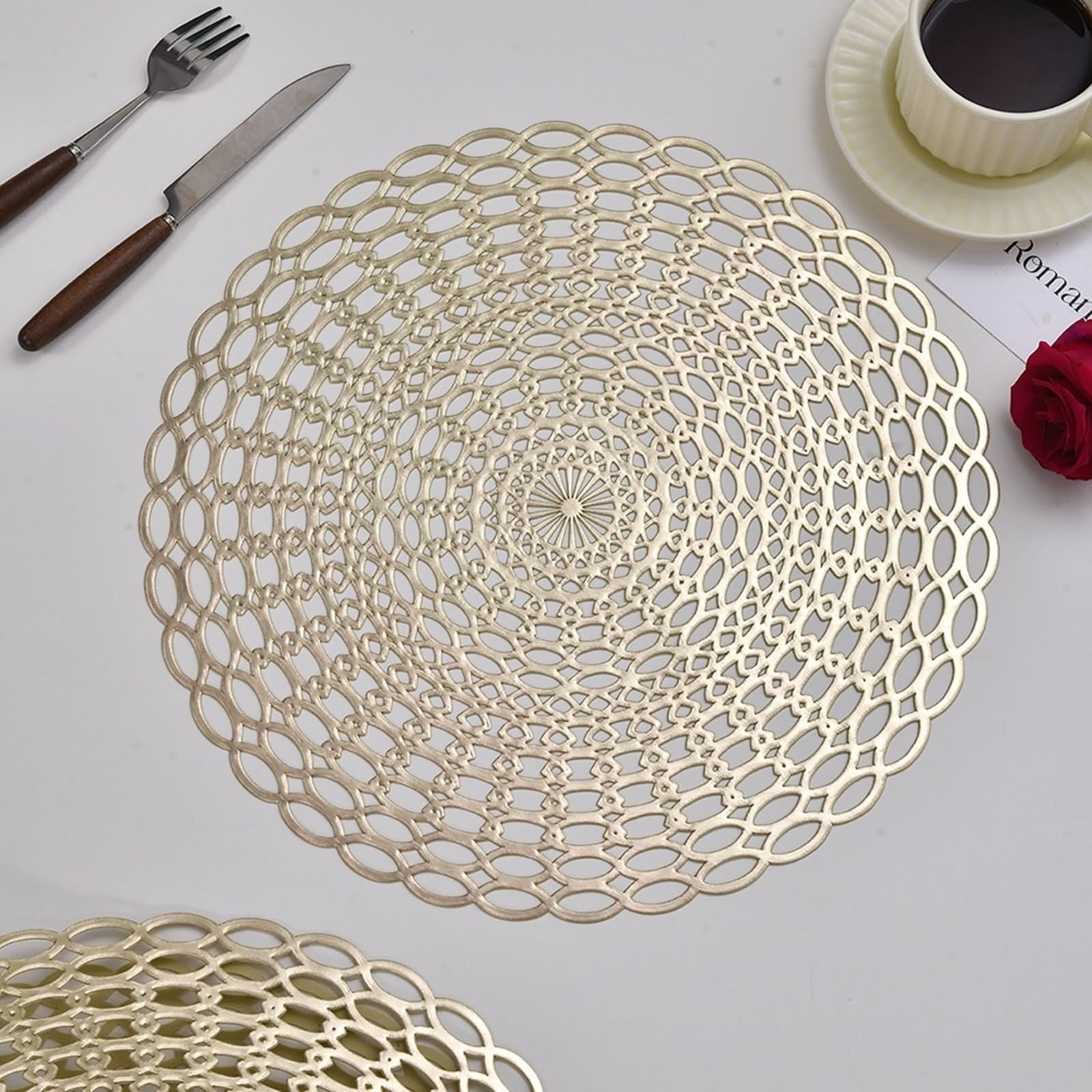 Lot de 8 Set de Table Feuille 40cm, Dessous de Table Moderne Motif de Chaîne Circulaire Creuse PVC Or
