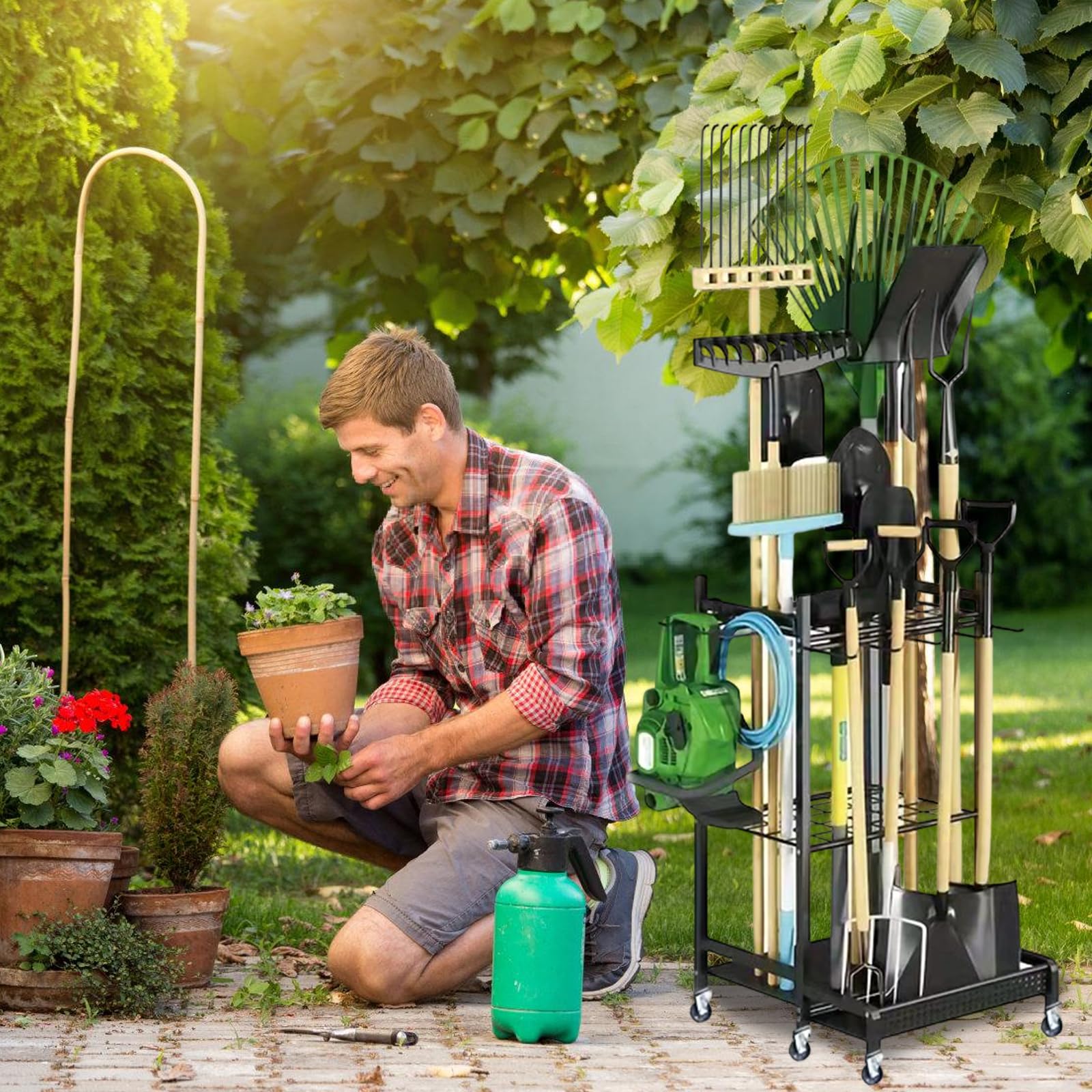 Support mural pour outils de jardinage avec plusieurs sections et rouleaux, parfait pour l'arrangement d'atelier, en acier, compact avec séparateurs et roulettes, idéal pour ranger du