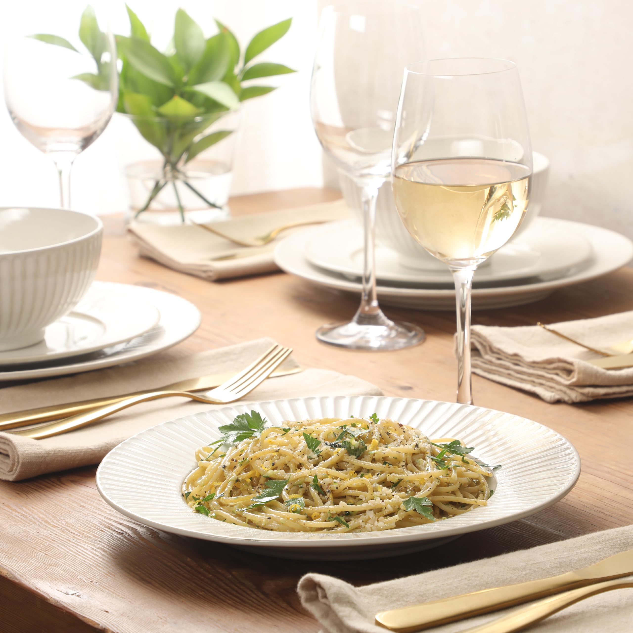 Gibson Elite Soleil Geschirr-Set aus Steingut, für 4 Personen, Teller und Schüsseln, Leinen, Weiß, 12-teiliges Set mit Speisetellern, Salattellern und Schüsseln