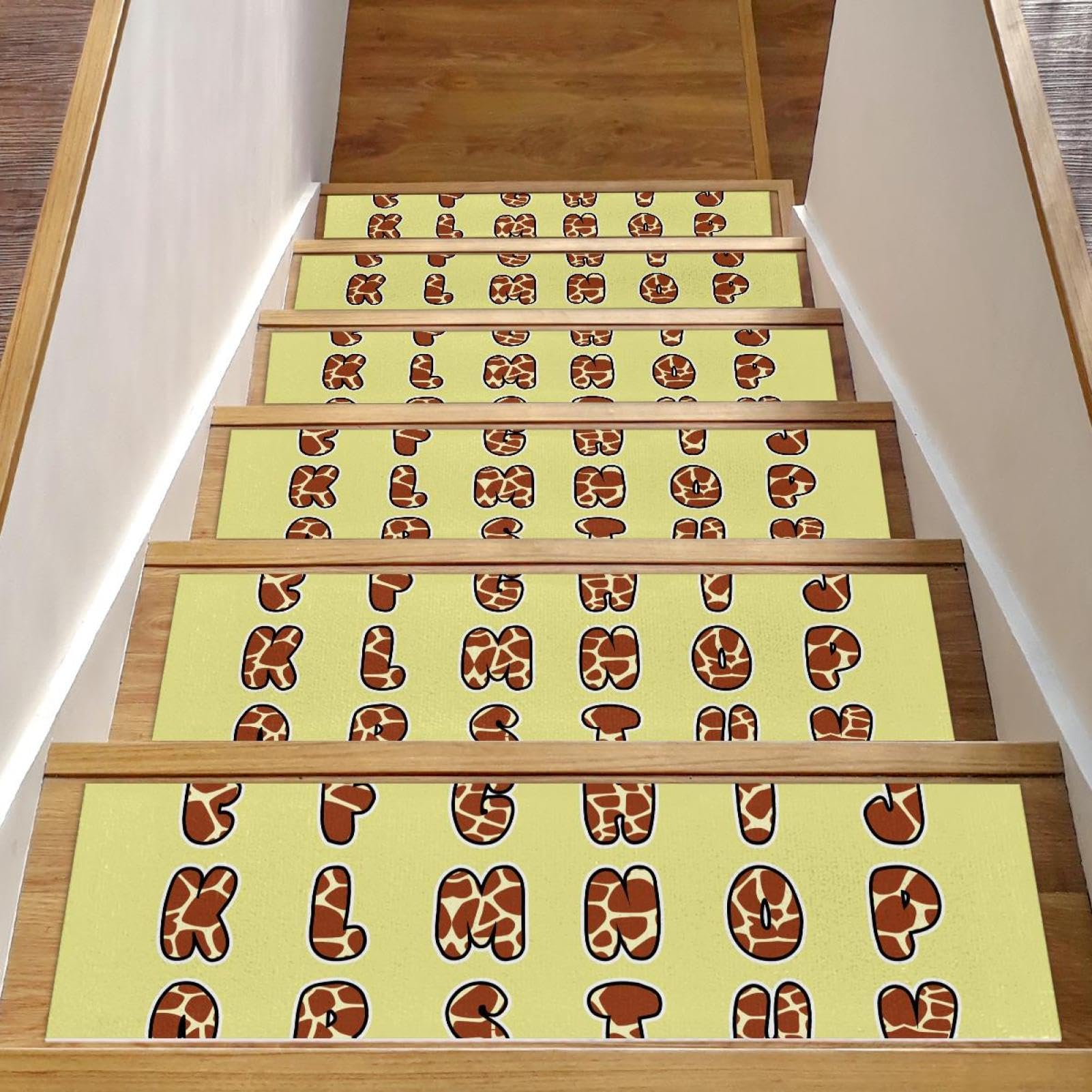 Peldaños de escalera con alfombrillas de jirafa para evitar resbalones