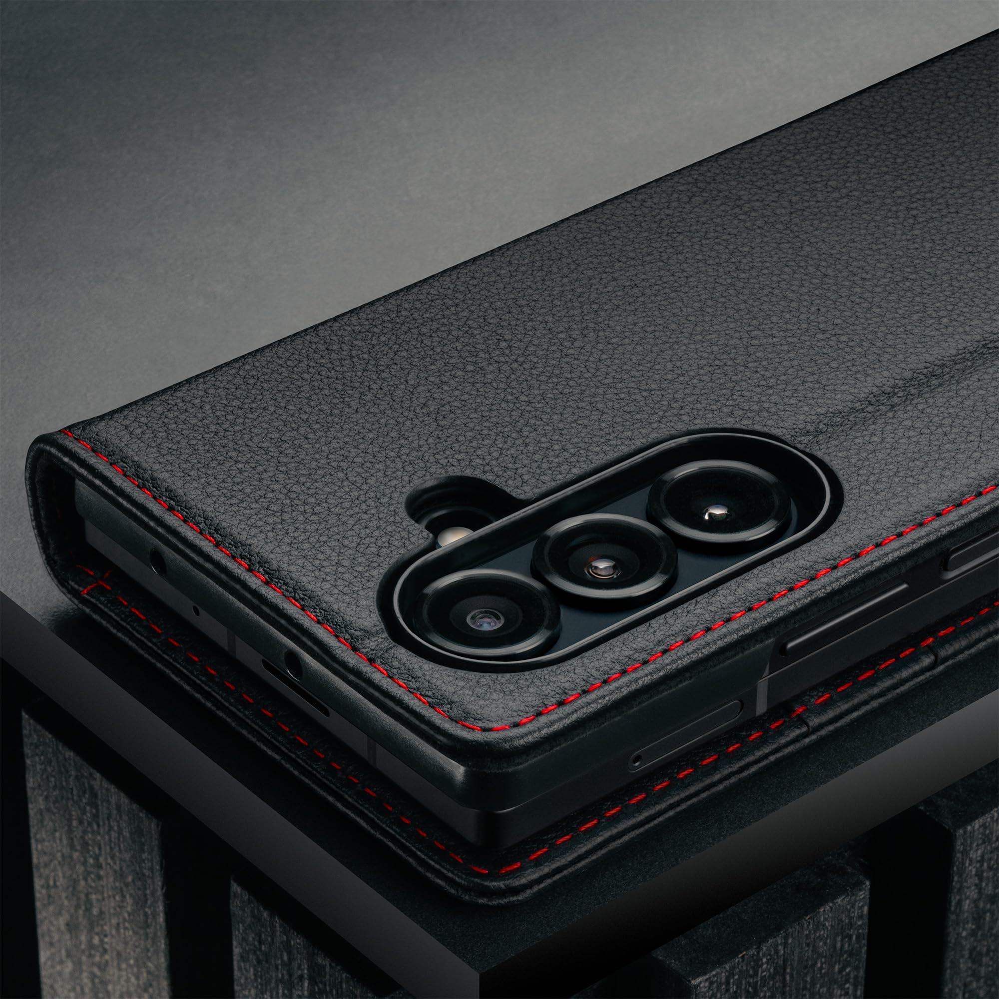 TORRO Leder Hülle kompatibel mit Samsung Galaxy Z Fold7 2025– Echt Lederhülle mit Standfunktion und Kartenfächern (Schwarz)