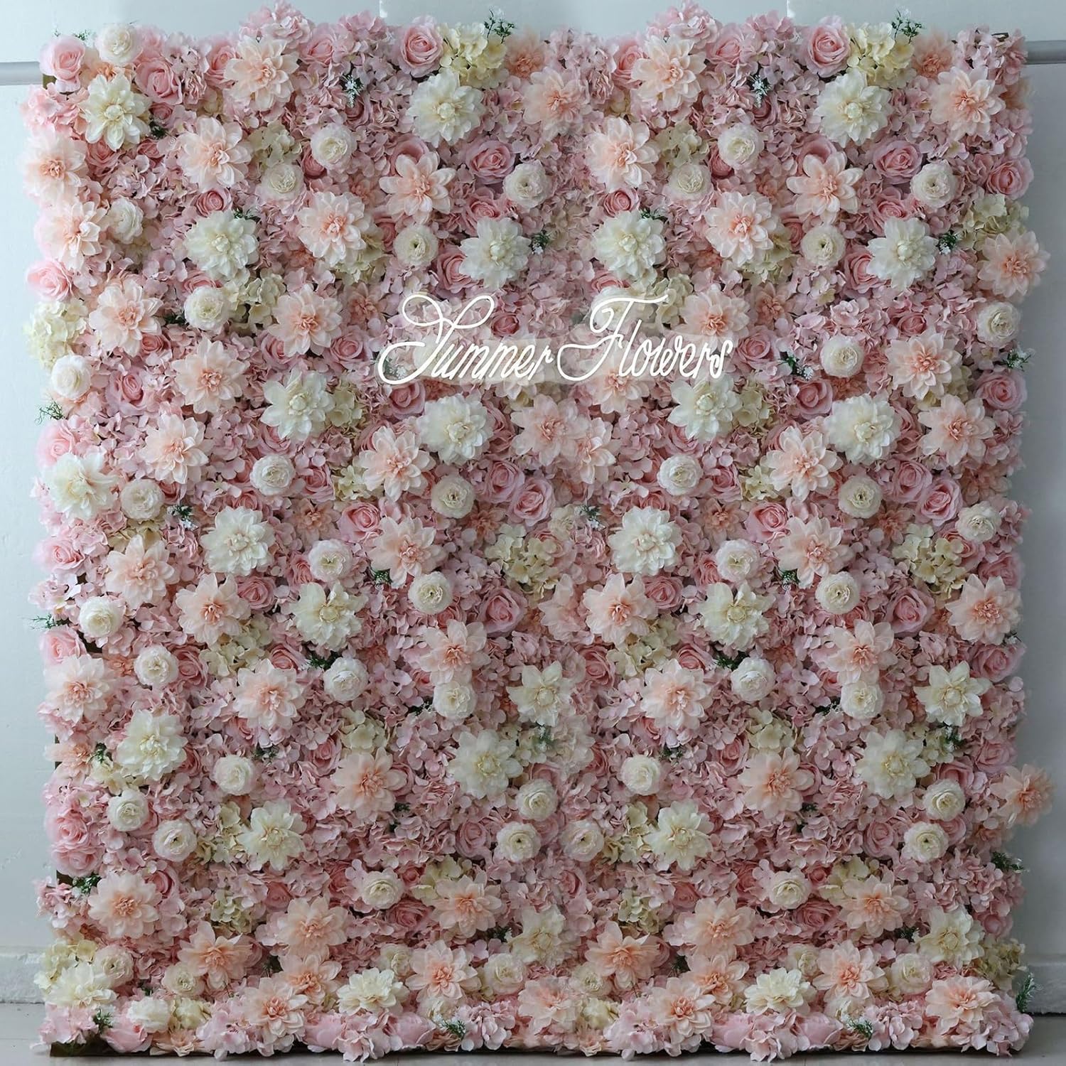 Toile de fond pour photo de mariage en roses et hortensias de soie