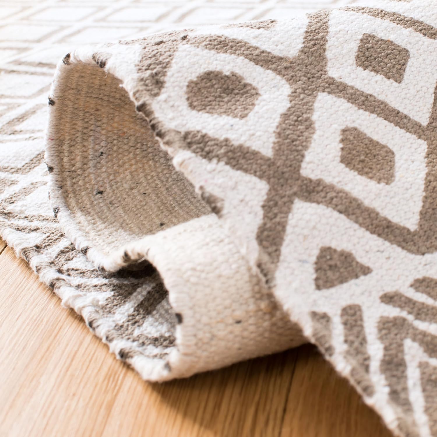 SAFAVIEH Cedar Brook Collection Accent Rug - 2'3" x 4', Grey & Ivory, Handmade Cotton, Ideal for High Traffic Areas in Entryway, Living Room, Bedroom (CDR801F)