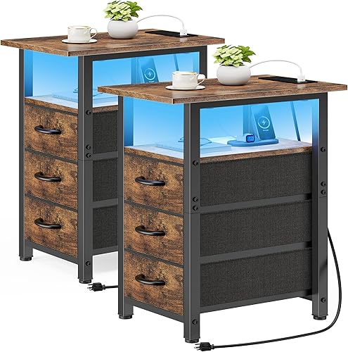 Vagusicc Juego de 2 mesitas de noche con estación de carga y luces LED, mesa auxiliar estrecha, mesita de noche LED con 3 cajones de tela para