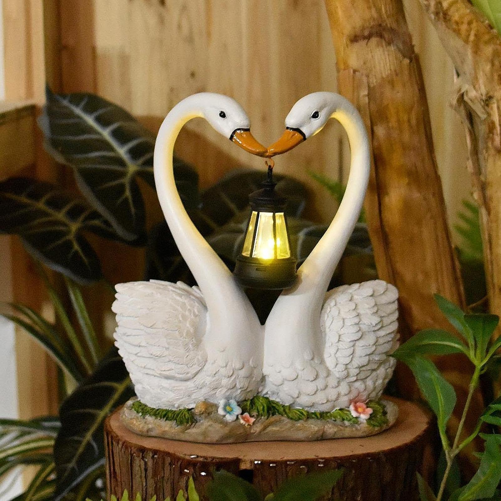 Statua da Giardino a Forma di Cigno con Lanterna Solare Ornamentale per Cortile