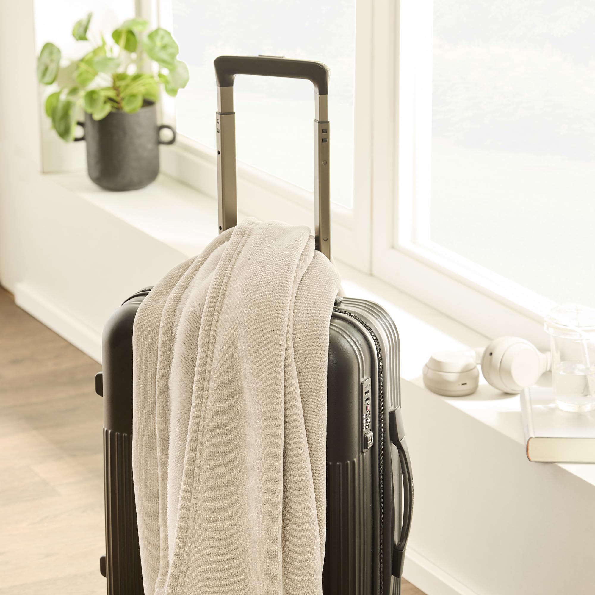 bugatti Coperta da viaggio, 130 x 150 cm, cuscino da viaggio con coperta, morbida e calda, coperta da aereo, beige