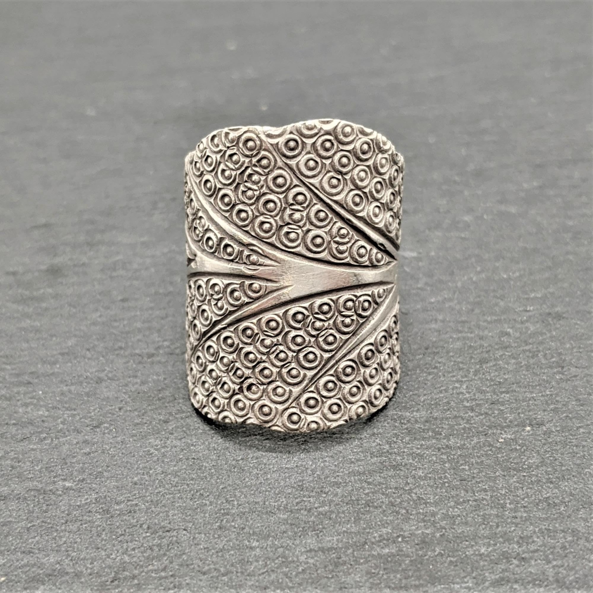 81stgeneration Hill Tribe Anillo de Plata con Forma de Árbol | Anillo Ancho Ajustable con Patrón de Círculo Grabado | Joyas Únicas Inspiradas en la Naturaleza para Mujer | Anillos de Hojas Bohemios