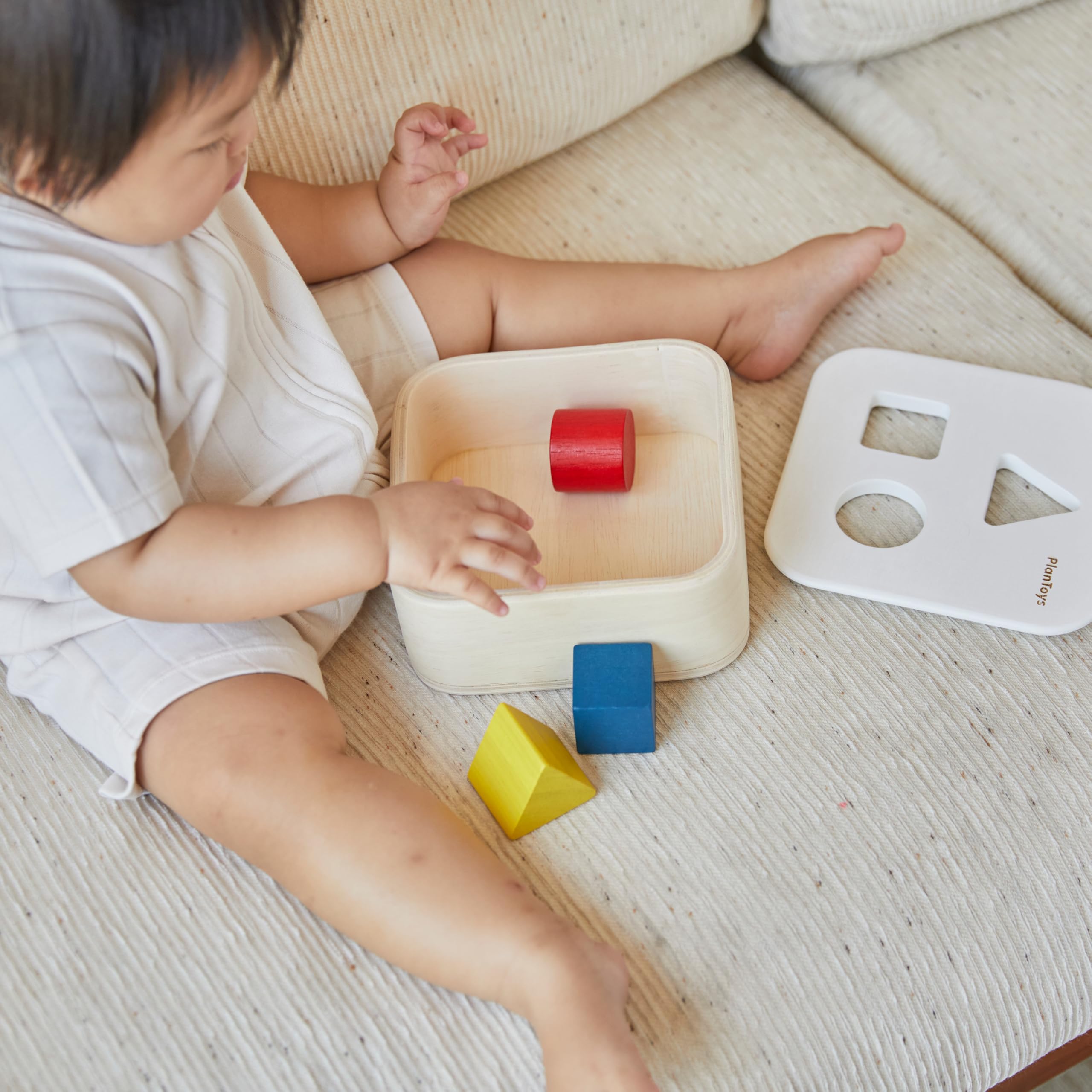 PlanToys Shape and Sort It Out Bin Giocattolo in legno Montessori in legno | Motore fine, risoluzione dei problemi e attività di apprendimento matematico precoce | Giocattolo educativo ecologico