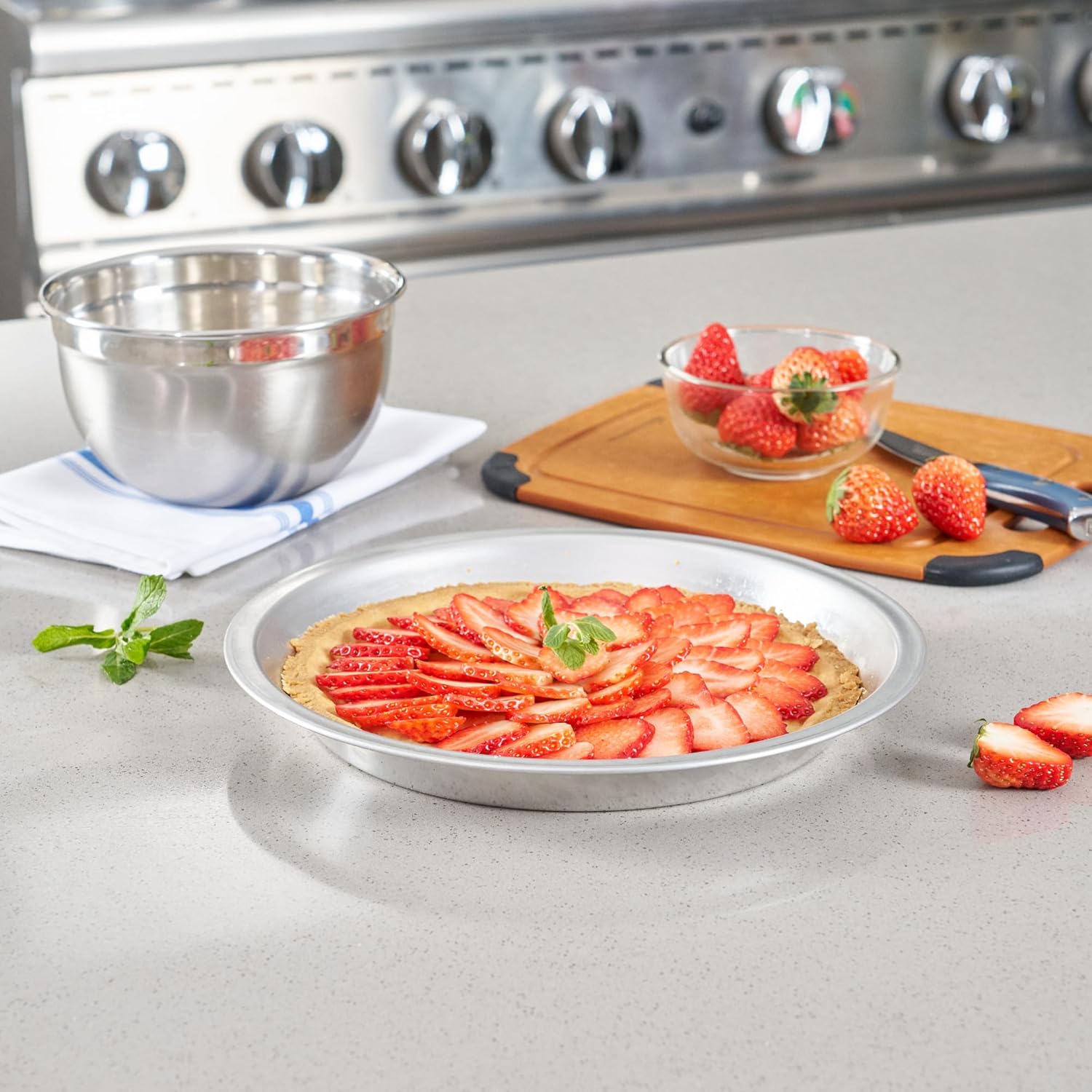 Restaurantware Aluminum Pie Pan 12 Count 10 Inch Round 1.25 Inch Deep Oven-Friendly Pie Tin, Lightweight Baking Pan, Silver Plate for Quiche, Fruit Pies, Home And Commercial Kitchens