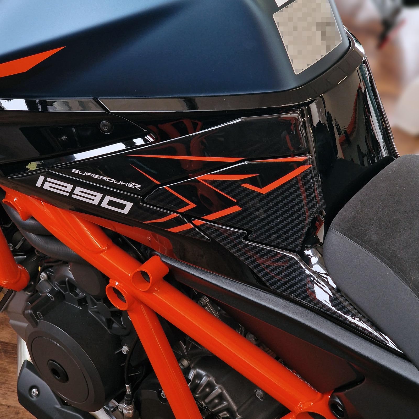Resin Bike Autocollant Moto Compatibles avec KTM 1290 Super Duke R 2022-2023. Protections Latérales de Réservoir Contre Les Chocs et Les Éraflures. Autocollant 3D Résinés Made in Italy