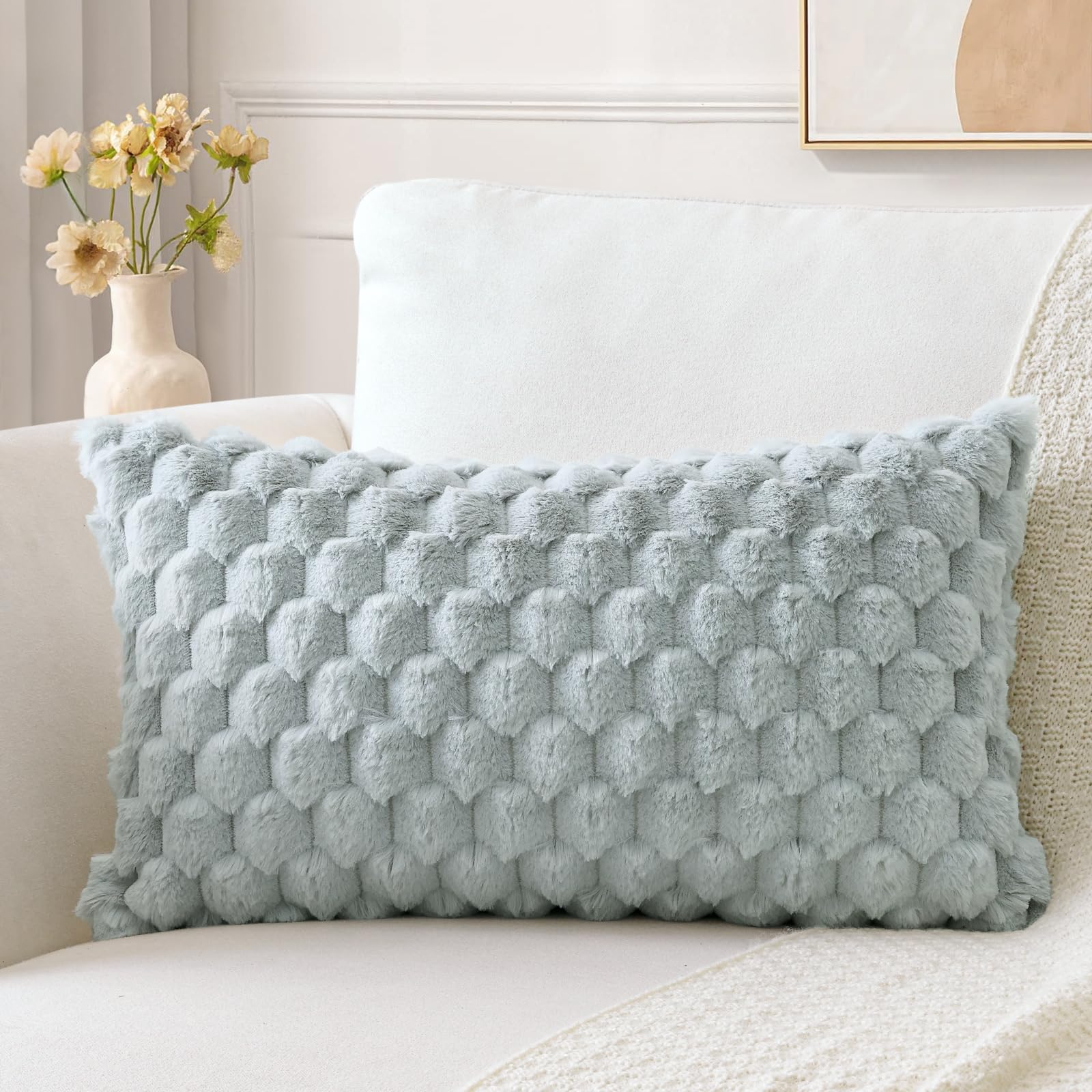 Sungeek Light Grey Fluffy Faux Fur Cushion Covers 40x60 cm, Soft Cozy Plush Velvet Decorative Throw Pillow Covers 16x24 Inch Lumbar Pillowcases for Sofa Couch Bed Living Room