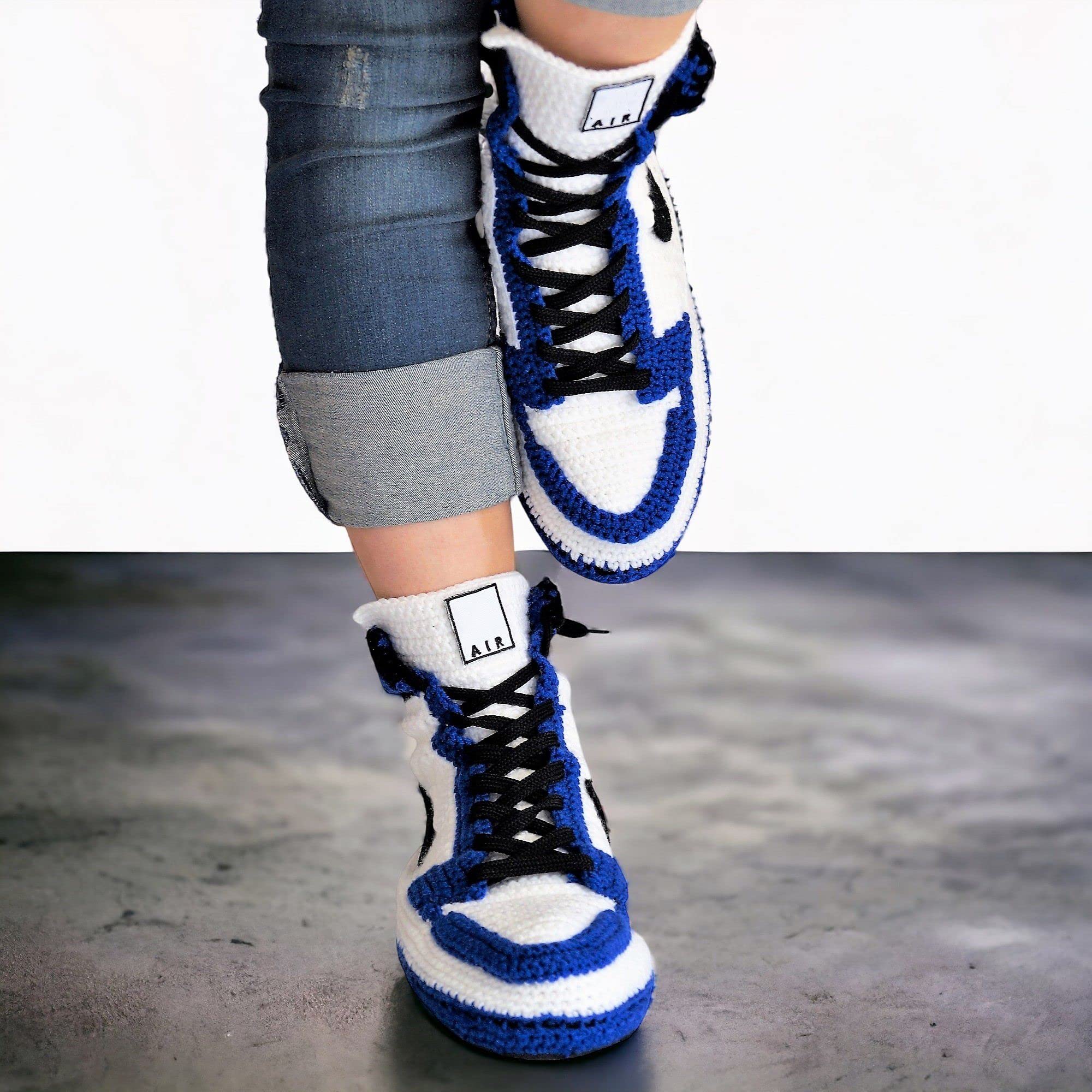 Handgefertigte Universitätsblaue Jordan Style Sneaker Hausschuhe - Personalisierte High-Top Plüsch Slipper - Große Größen - Warme Baumwoll-Woll-Mischung