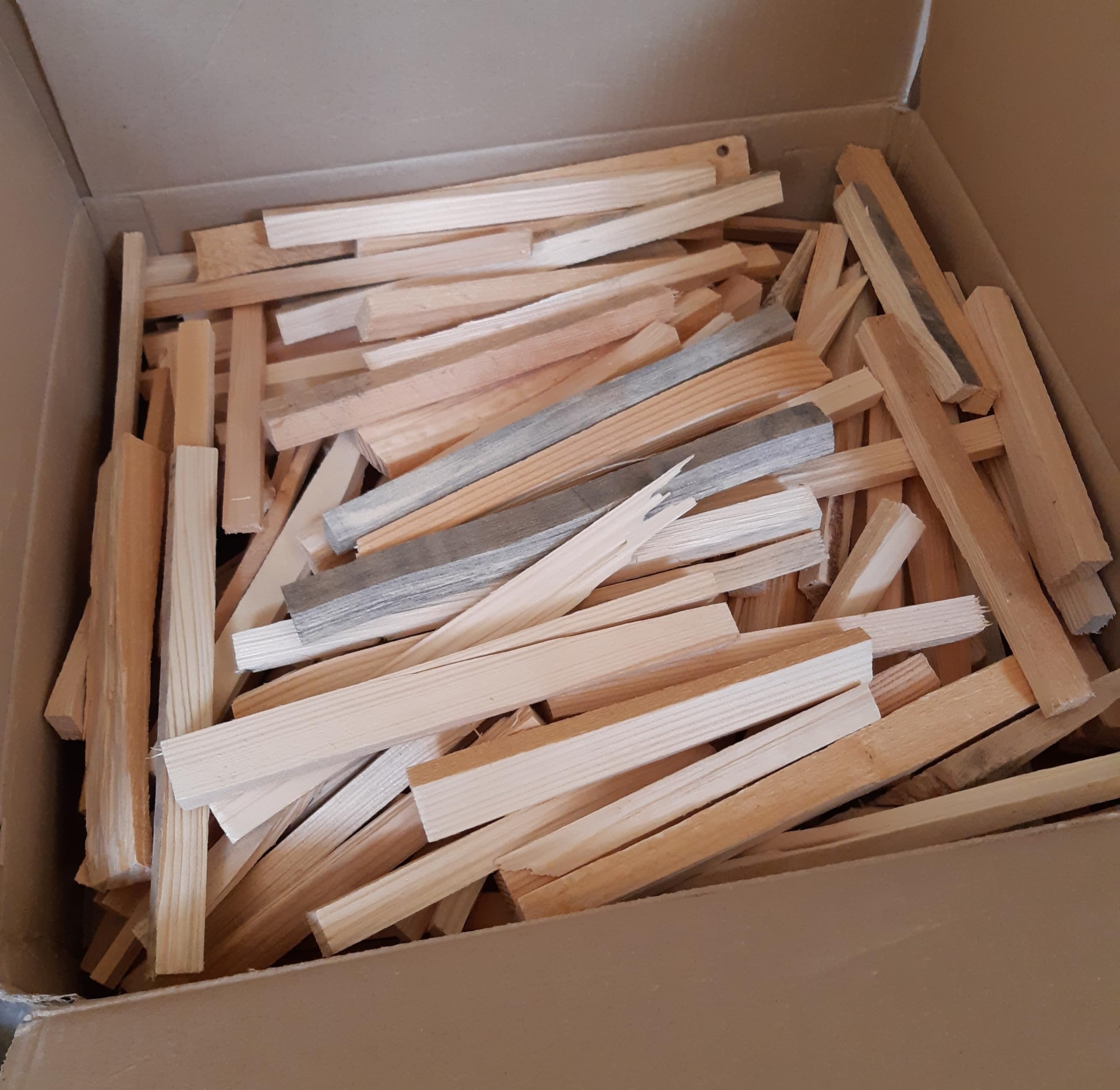 Legnetti Accendifuoco per Camino, Stufa a Legna e Barbecue, Scatola Cartone, Bastoncini in Abete e Pino 100% Naturali Essiccati, Accensione Rapida (5 kg)